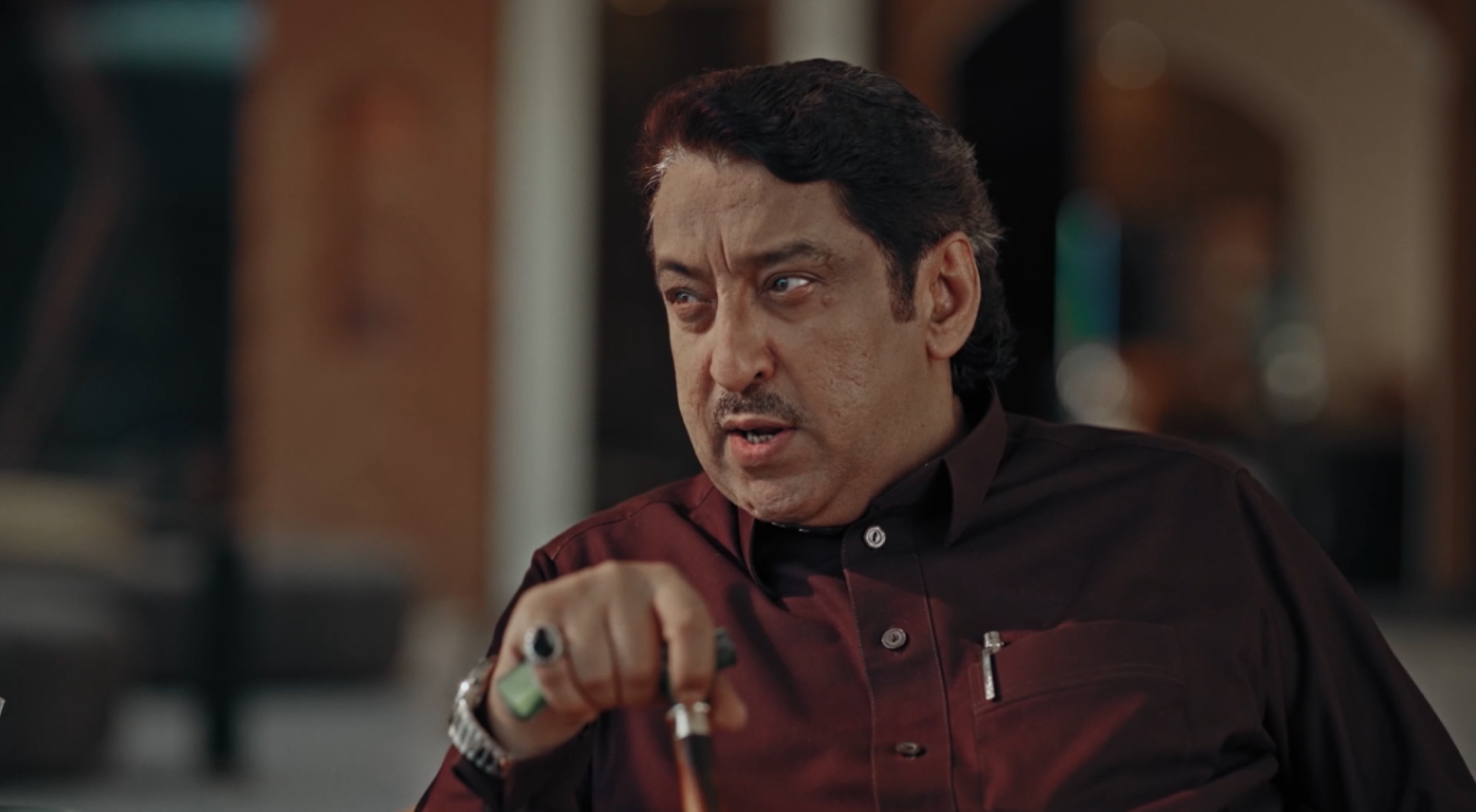 الصورة سكرين شوت من أحداث مسلسل "أحمر ولا أبيض" -