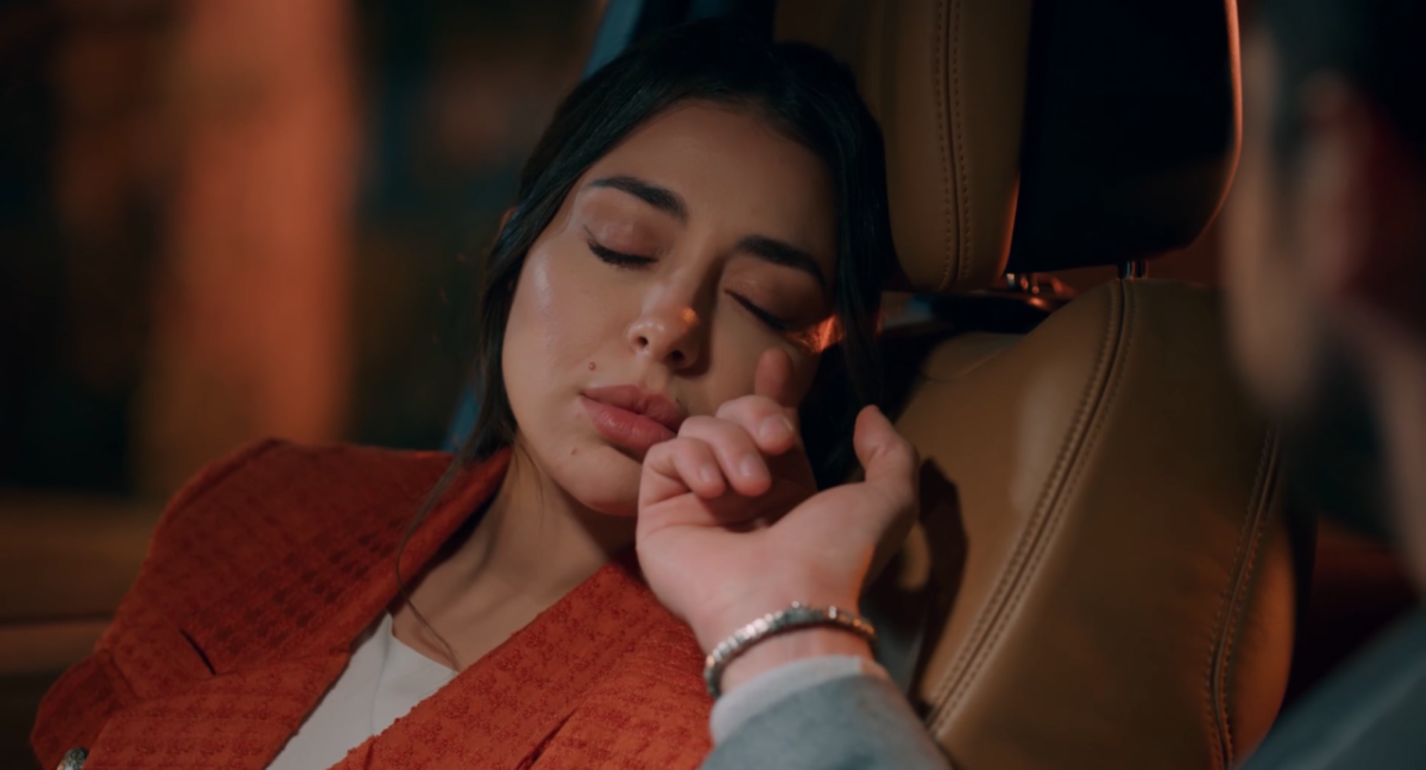 مسلسل حب على ورق -  الصورة سكرين شوت  من الحلقة50