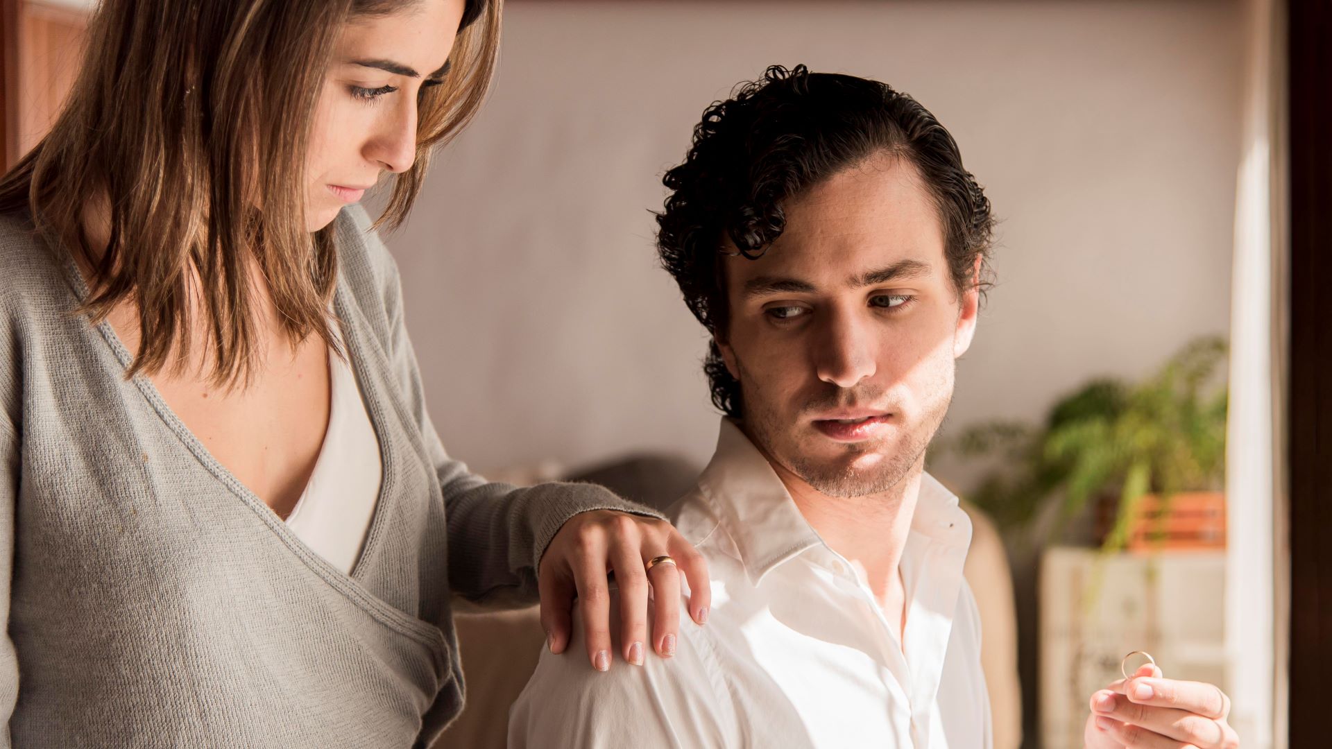 زوجة تعاتب زوجها بمودة وهو يستمع لها بإنصات وهدوء 