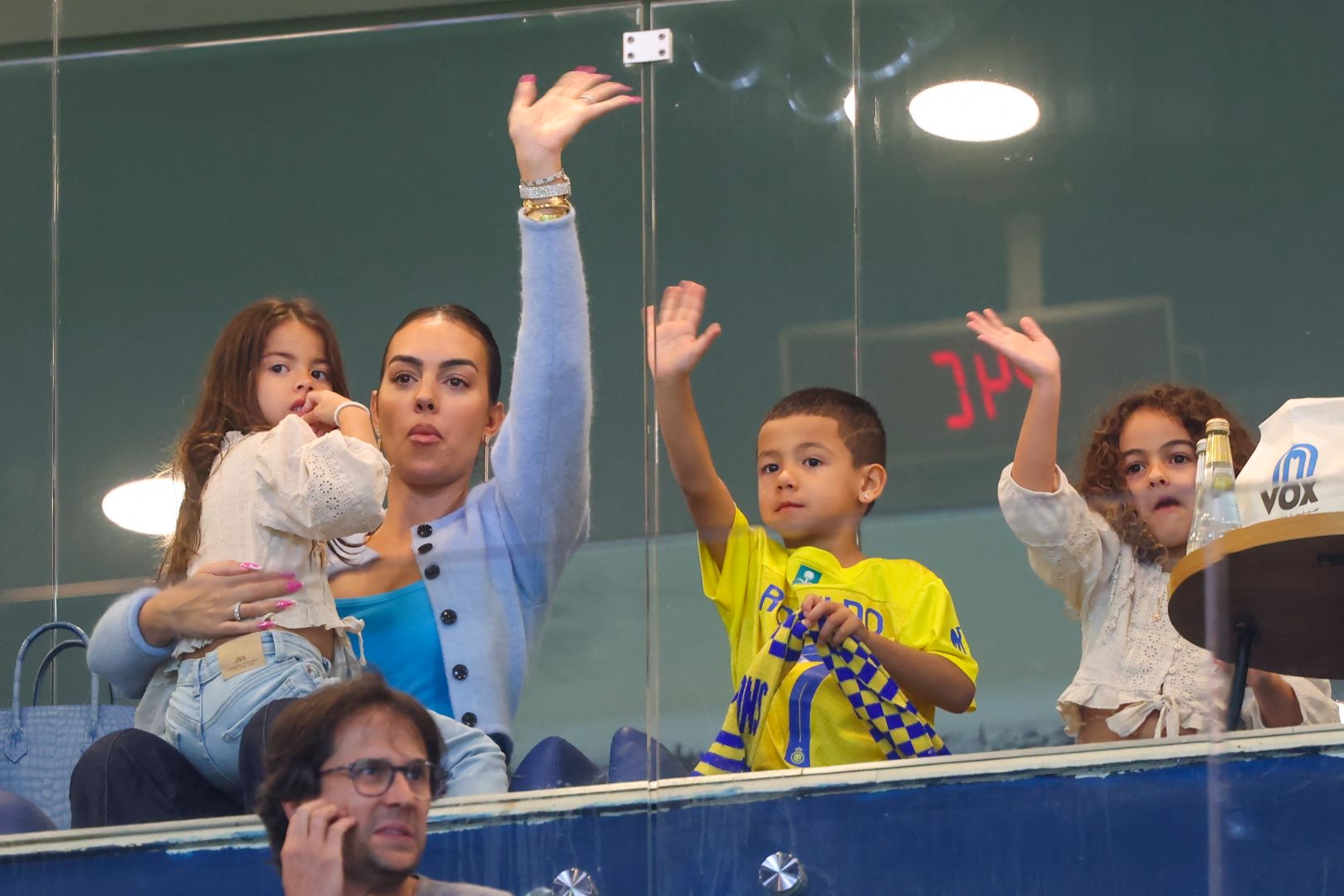 جورجينا رودريغيز وأطفالها في إستاد حديقة الأول بالرياض (Georgina Rodriguez and his children at al-Awwal Park Stadium in Riyadh). مصدر الصورة: Fayez NURELDINE / AFP
