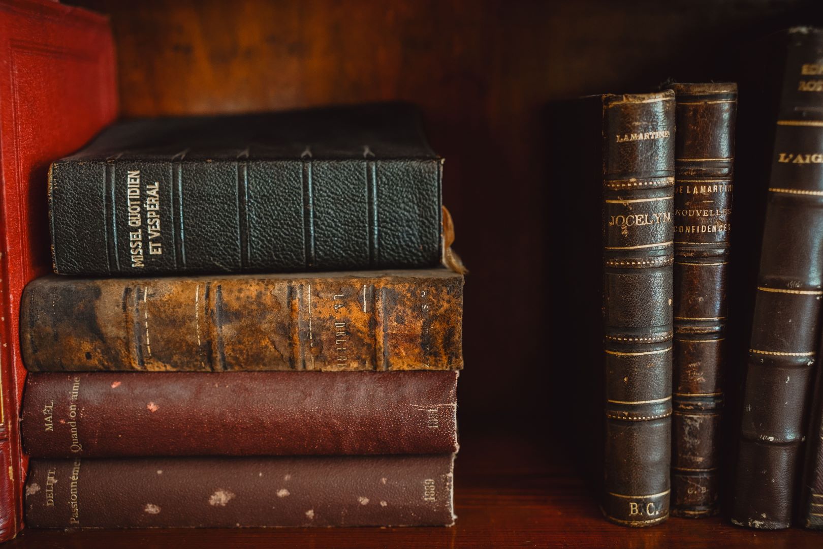 مجموعة من الكتب في مكتبة