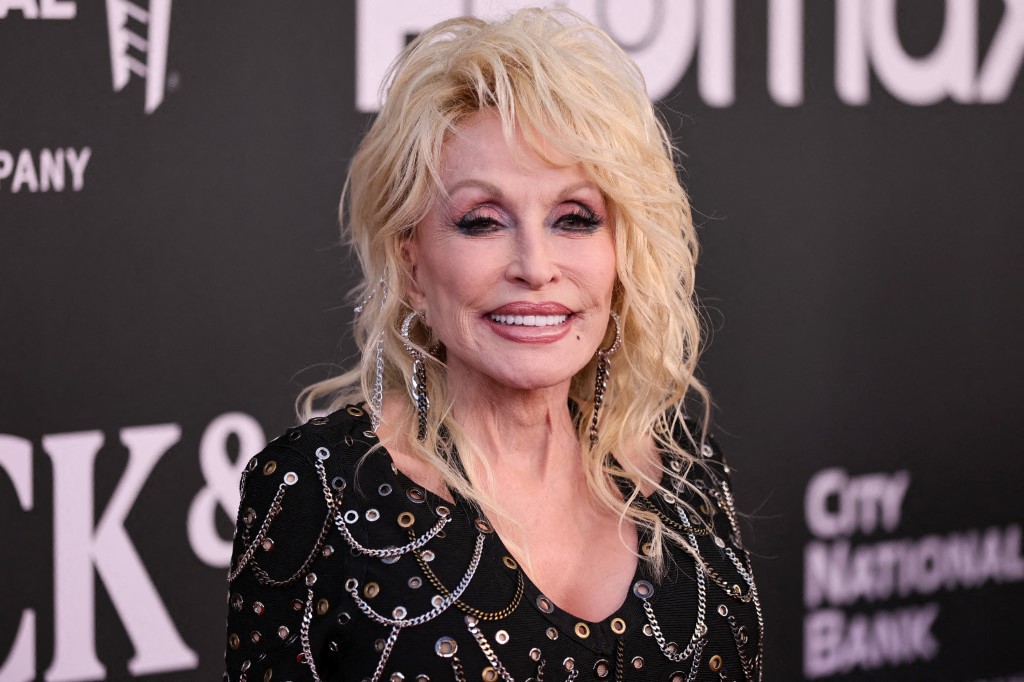 دوللي بارتون Dolly Parton- مصدرالصورة: Photo by Theo Wargo / GETTY IMAGES NORTH AMERICA / Getty Images via AFP