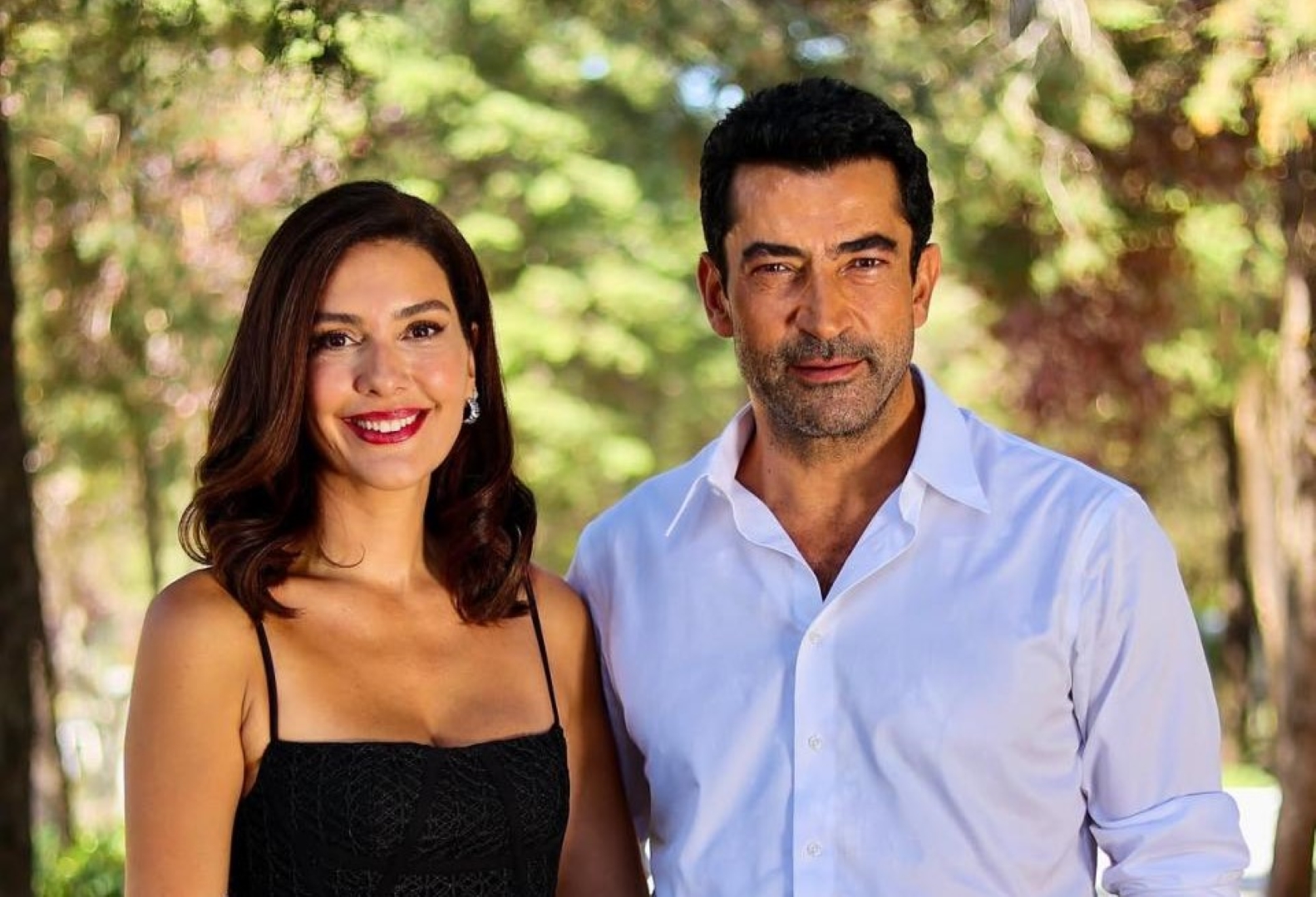 كينان إميرزالي أوغلو (Kenan İmirzalıoğlu) مع النجمة برغوزار كوريل (Bergüzar Korel) من كواليس التصوير - الصورة من الشركة المنتجة