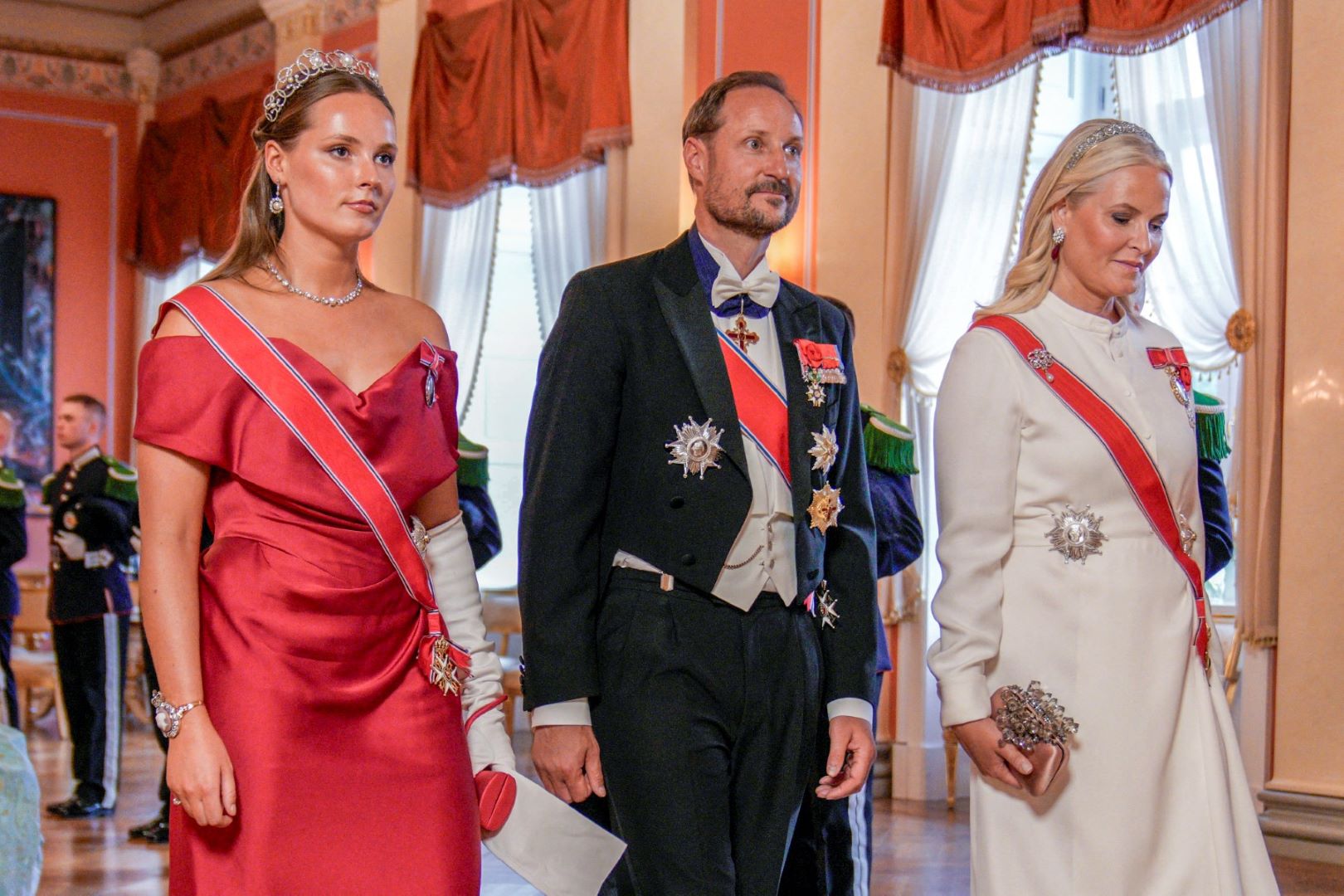 الأميرة إنغريد ألكسندرا والملك هاكون والملكة ميت ماريت في القصر الملكي في أوسلو (Princess Ingrid Alexandra, King Haakon and Queen Mette-Marit at the Royal Palace in Oslo). مصدر الصورة: Stian Lysberg Solum / various sources / AFP