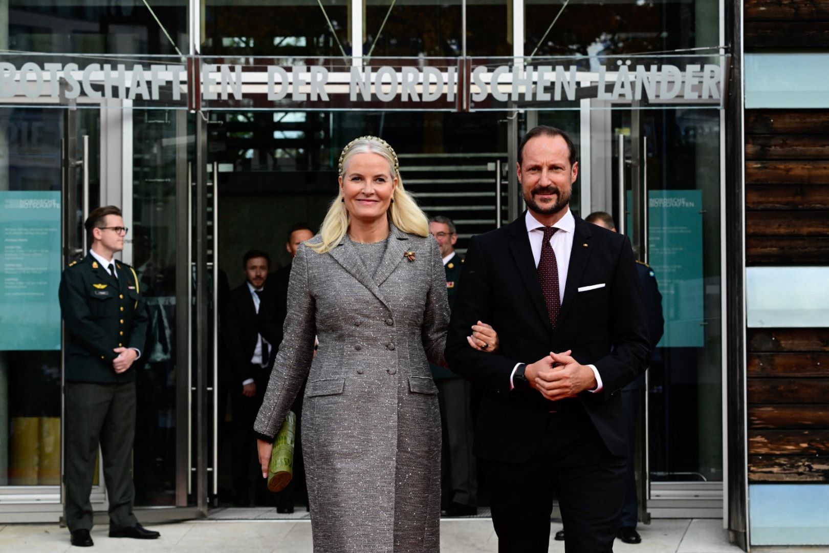 الملكة ميت ماريت والملك هاكون في برلين (Queen Mette-Marit and King Haakon in Berlin). مصدر الصورة: John MACDOUGALL / AFP