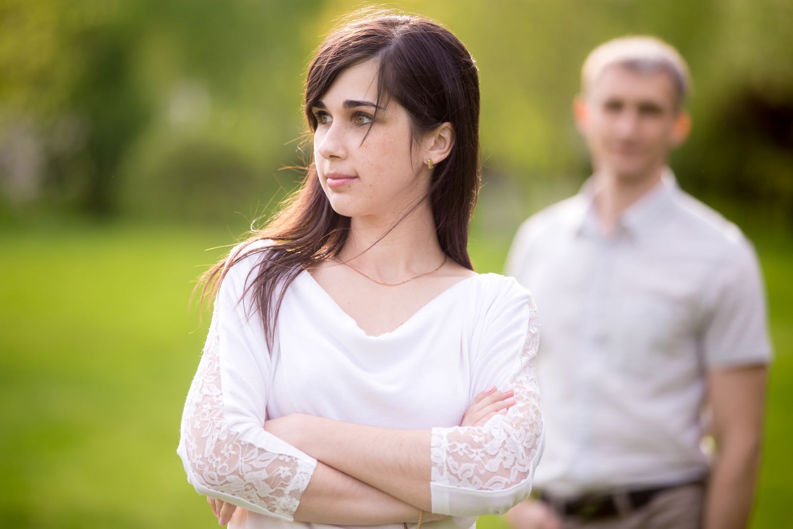 زوجة تتحدث مع زوجها وهما يحتسيان فنجاناً من الشاي   