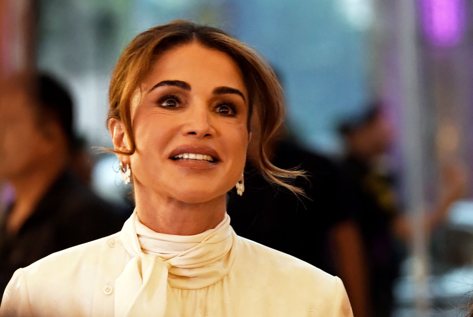 الملكة رانيا العبدالله في مومباي، الهند (Queen Rania Al Abdullah in Mumbai, India). مصدر الصورة: Indranil Aditya/NurPhoto via Getty Images