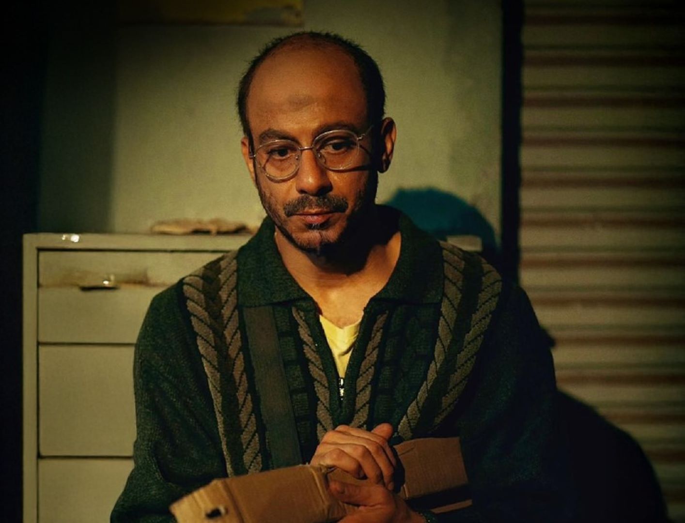 محمد فراج على الملصق الدعائي لحكاية لعبة جهنم- الصورة من صفحة منصة شاهد على إنستغرام