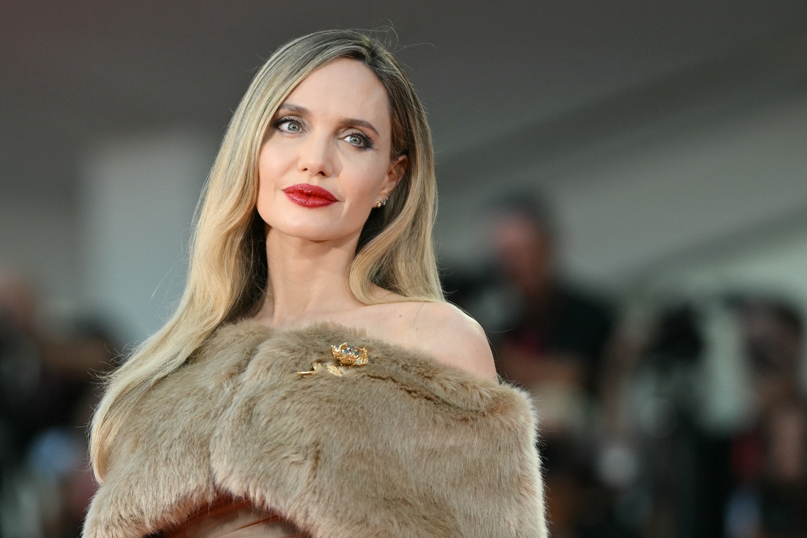 أنجيلينا جولي Angelina Jolie  في الدورة 81 لمهرجان فينيسيا السينمائي الدولي ( مصدر الصورة: Alberto PIZZOLI / AFP)