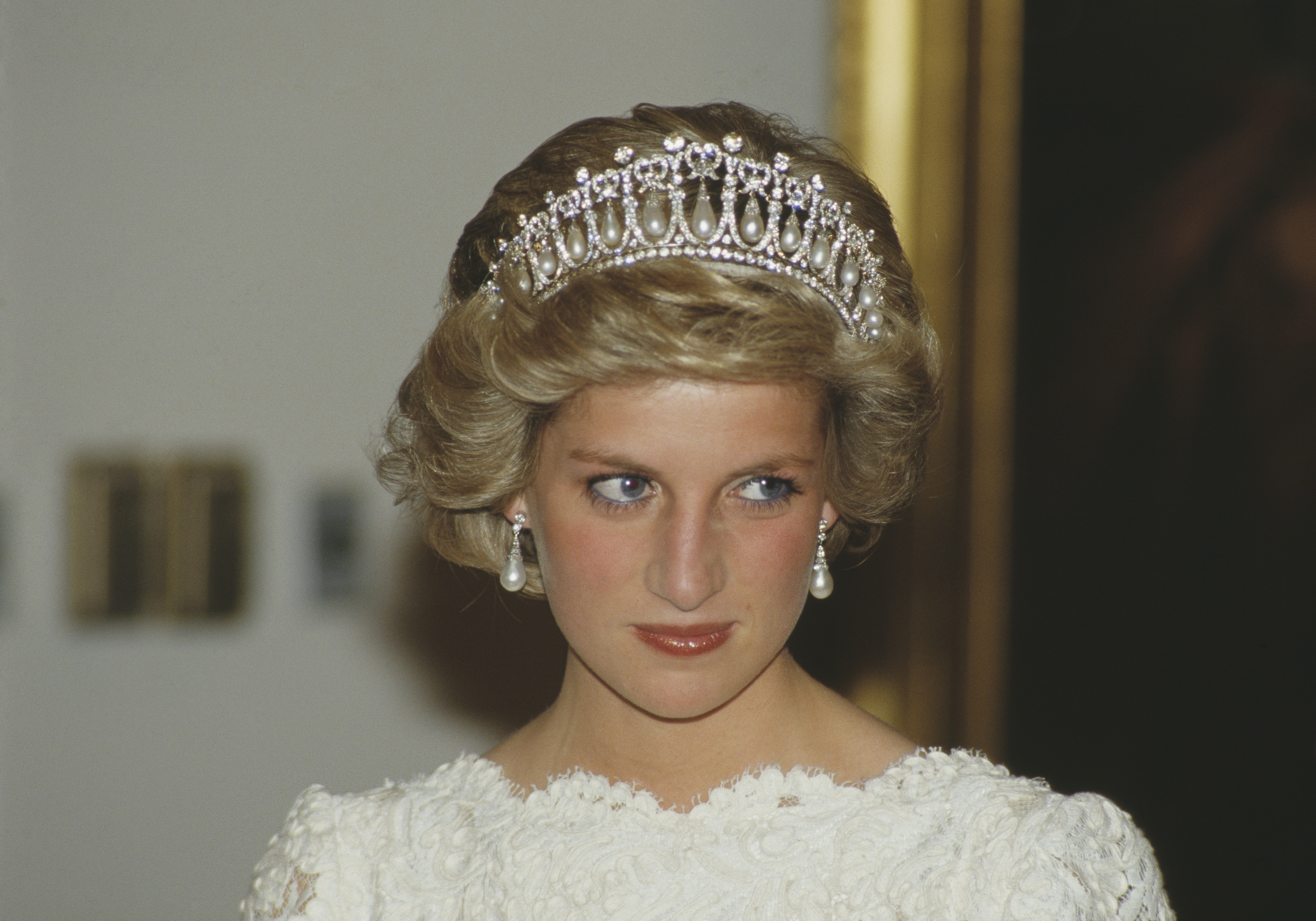 أميرة وايلز ديانا خلال حضورها مأدبة عشاء في السفارة البريطانية في واشنطن في نوفمبر 1985و كانت ترتدي تاج الملكة ماري،Diana, Princess of Wales، (مصدر الصورة :Terry Fincher/Princess Diana Archive/Getty Images)