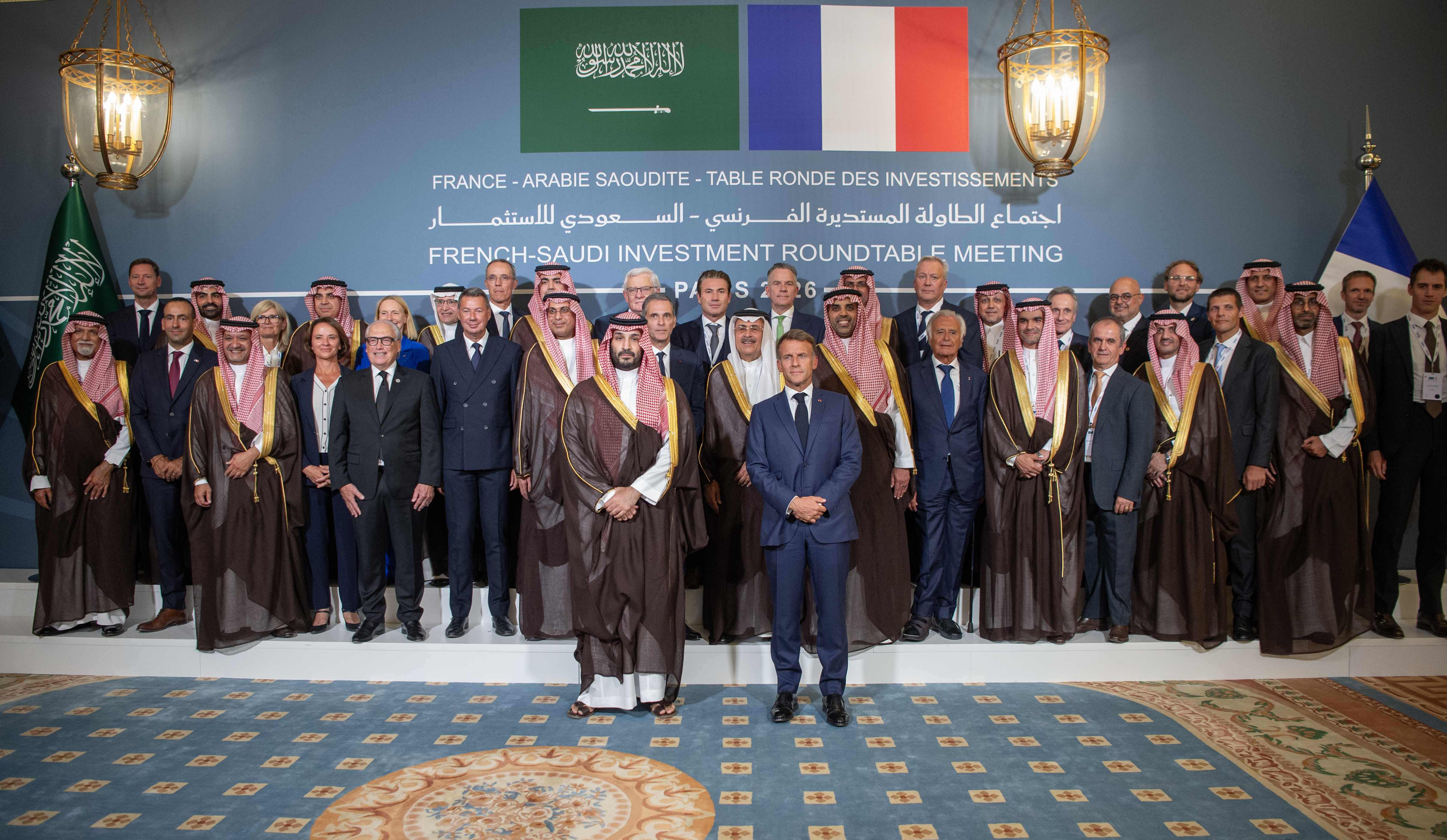 ولي العهد الأمير محمد بن سلمان آل سعود والرئيس الفرنسي إيمانويل ماكرون في اجتماع الطاولة المستديرة الفرنسي-السعودي للاستثمار