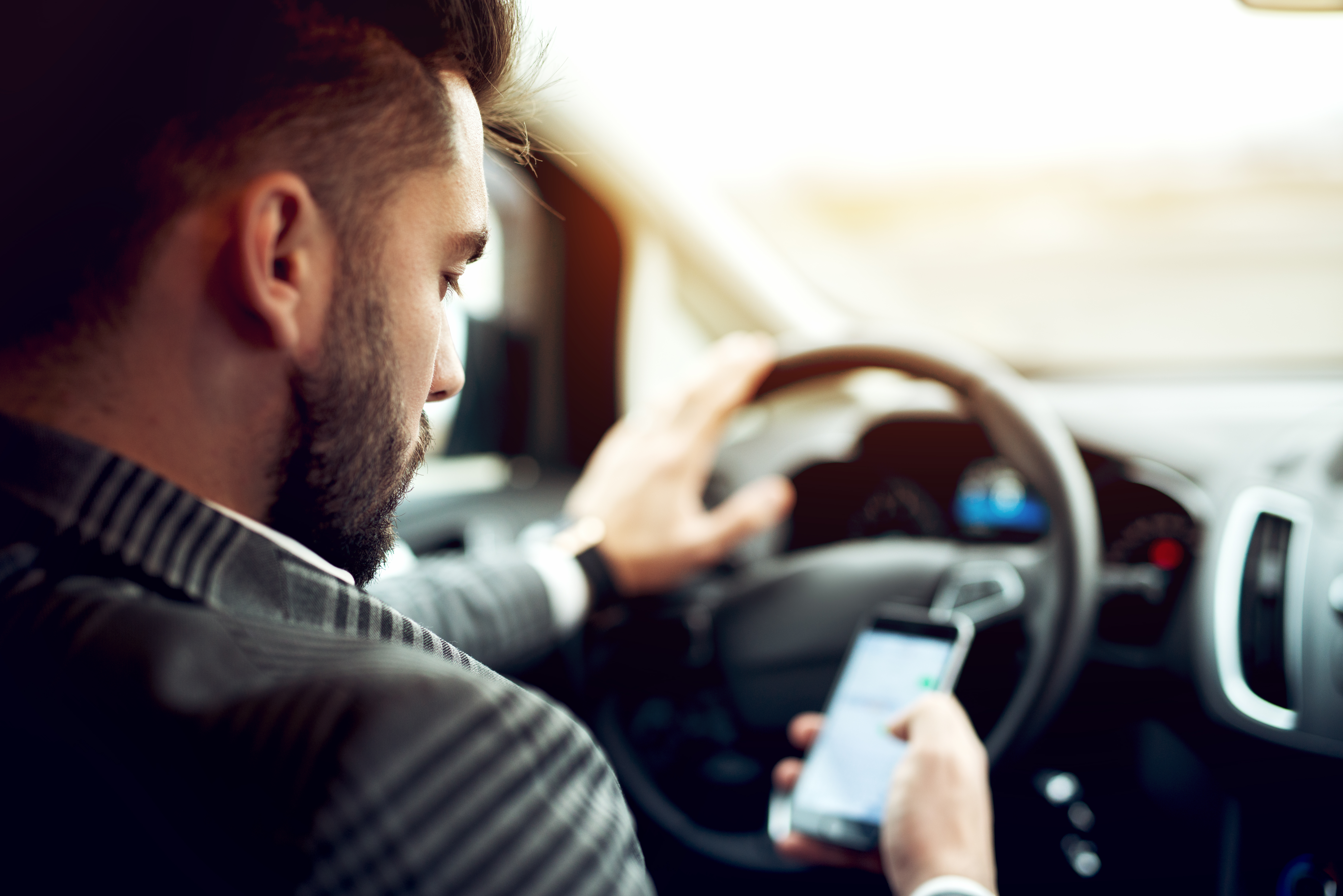 شاب يستخدام تطبيق للخرائط والملاحة-صورة تعبيرية