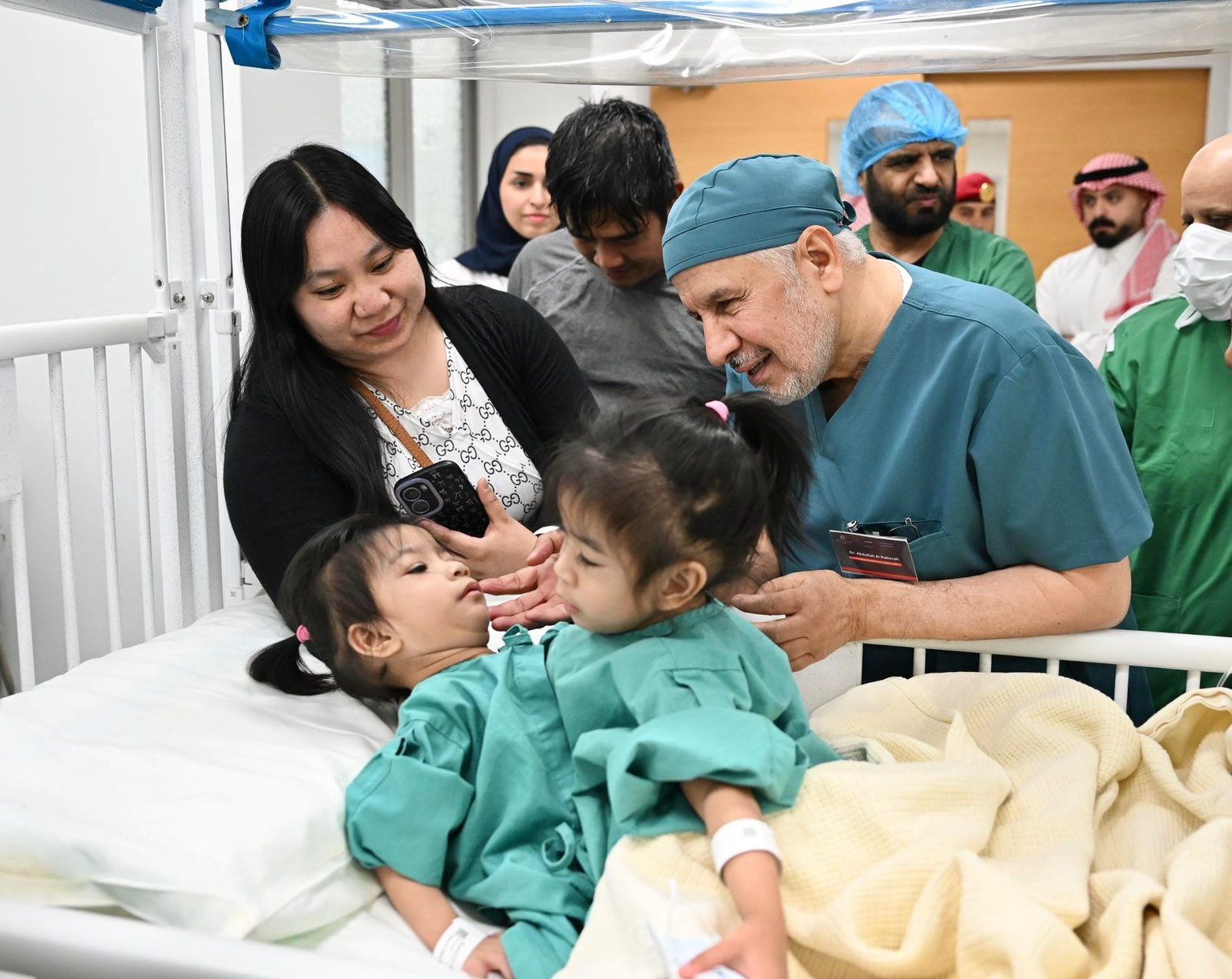 عملية فصل التوأم الملتصق الفلبيني (مصدر الصورة: حساب مركز الملك سلمان للإغاثة على منصة إكس)