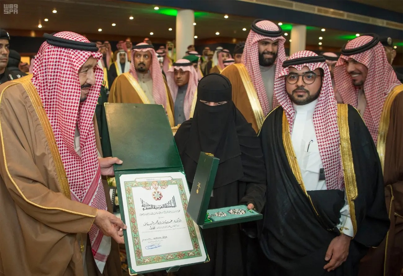 الملك سلمان بن عبدالعزيز آل سعود يسلم الدكتورة خيرية السقاف وسام الملك عبدالعزيز من الدرجة الأولى، خلال رعايته حفل افتتاح المهرجان الوطني للتراث والثقافة «الجنادرية»، في 7 فبراير 2018.