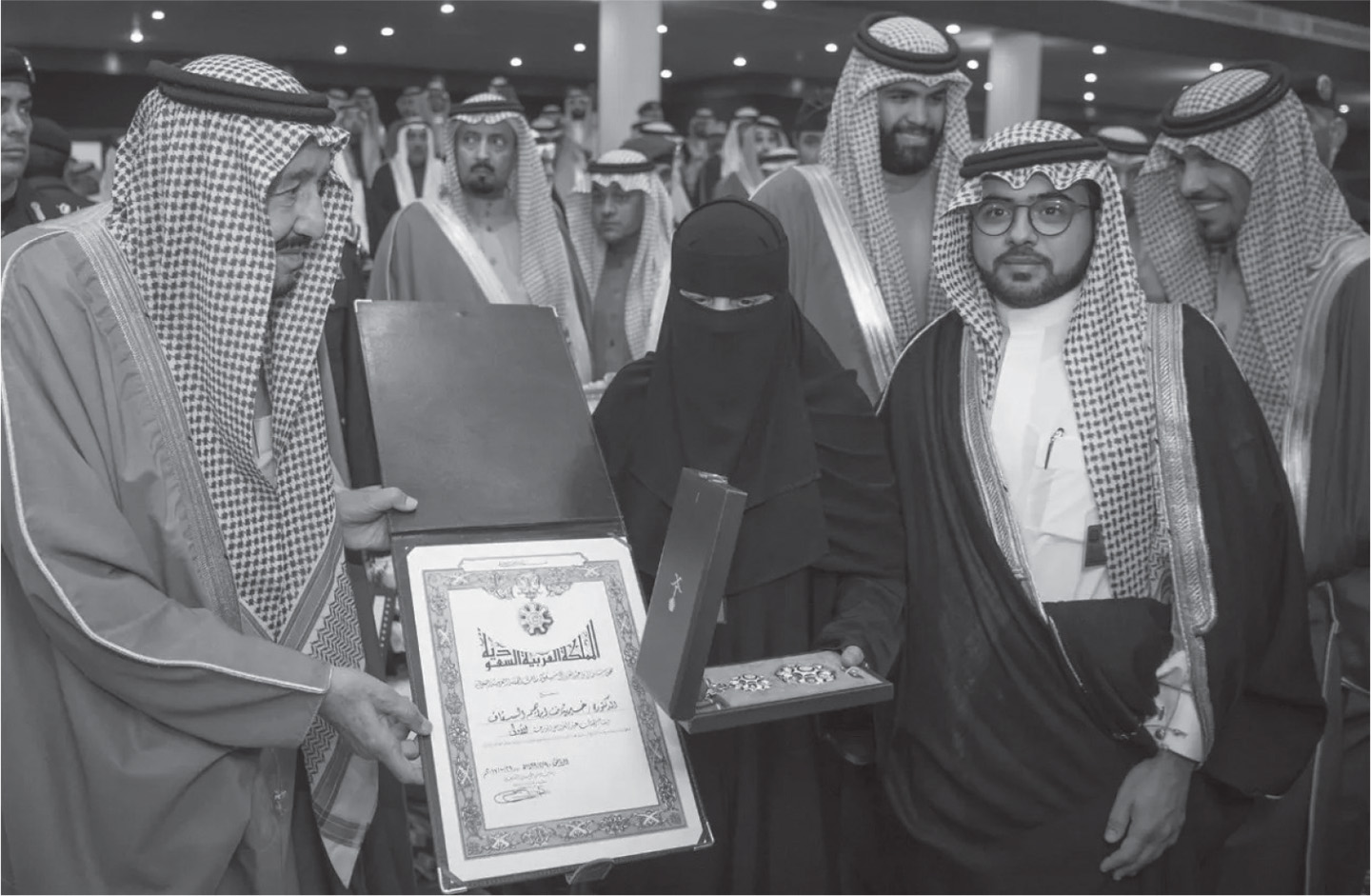 الملك سلمان بن عبدالعزيز آل سعود يسلم الدكتورة خيرية السقاف وسام الملك عبدالعزيز من الدرجة الأولى، خلال رعايته حفل افتتاح المهرجان الوطني للتراث والثقافة «الجنادرية»، في 7 فبراير 2018.