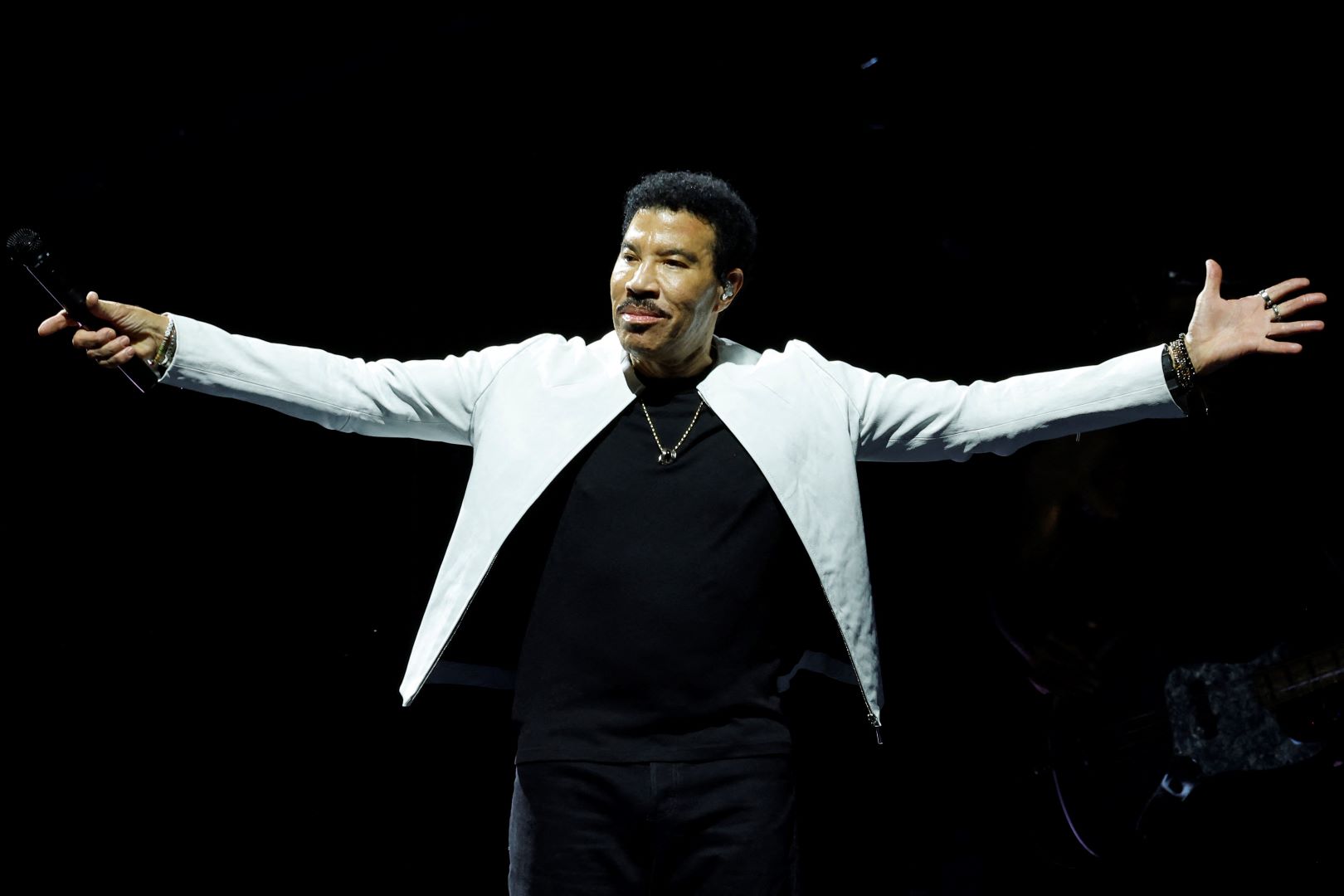 ليونيل ريتشي في غراند رابيدز، ميشيغان (Lionel Richie in Grand Rapids, Michigan). مصدر الصورة: Jeff Schear/Getty Images for Acrisure Amphitheater/AFP