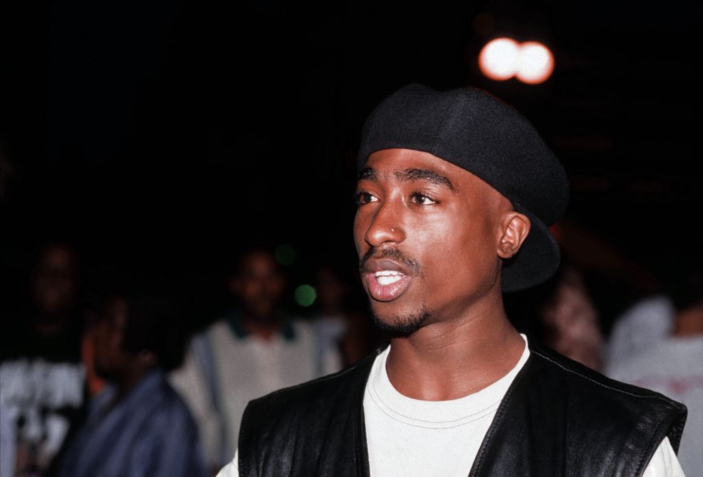 مغني الراب توباك شاكور في نيويورك عام 1993 (Rapper Tupac Shakur at New York, 1993). مصدر الصورة: Al Pereira / Michael Ochs Archives / Getty Images