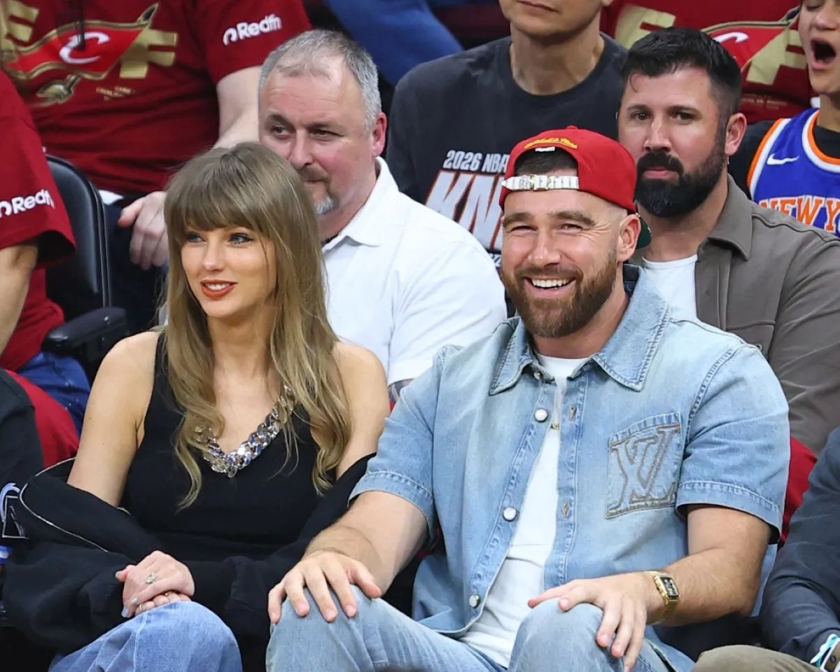 تايلور سويفت وترافيس كيلسي في روكيت أرينا في كليفلاند، أوهايو (Taylor Swift and Travis Kielce at Rocket Arena in Cleveland, Ohio). مصدر الصورة: Copyright 2026 NBAE David L. Nemec/NBAE via Getty Images/AFP