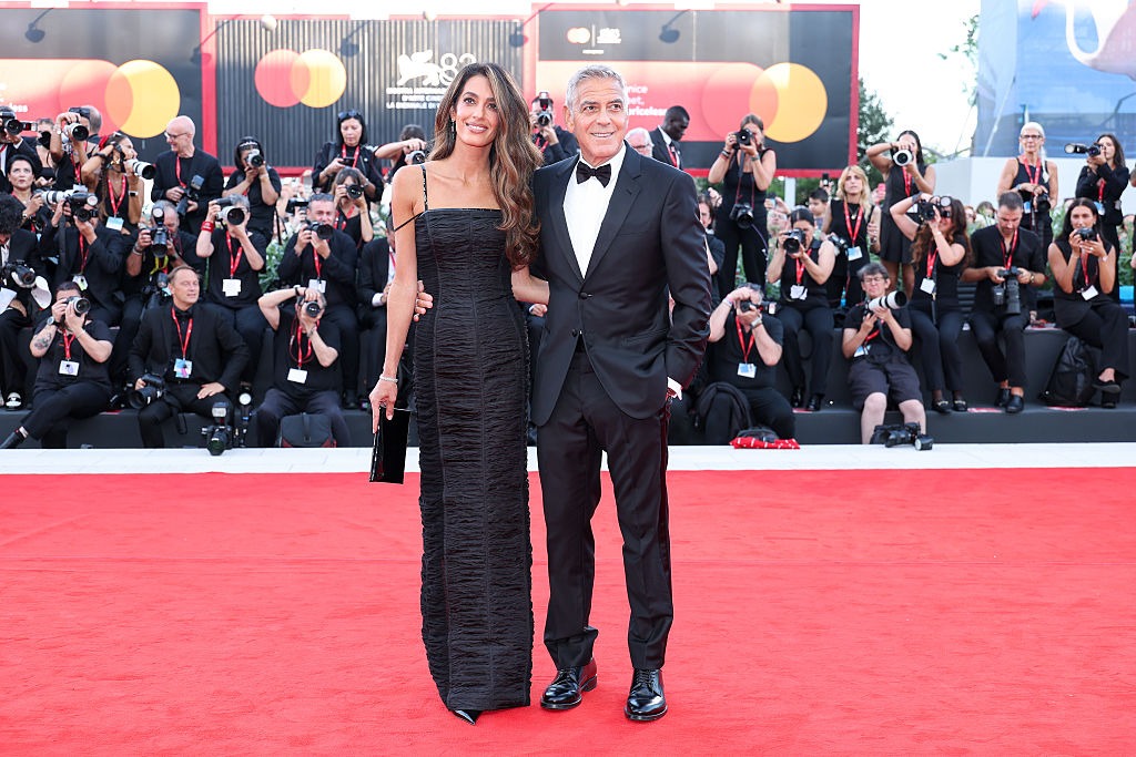 أمل كلوني Amal Clooney وجورج كلوني George Clooney في افتتاح مهرجان فينيسيا السينمائي الدولي 2026 - مصدر الصورة (Photo by Daniele Venturelli/WireImage)