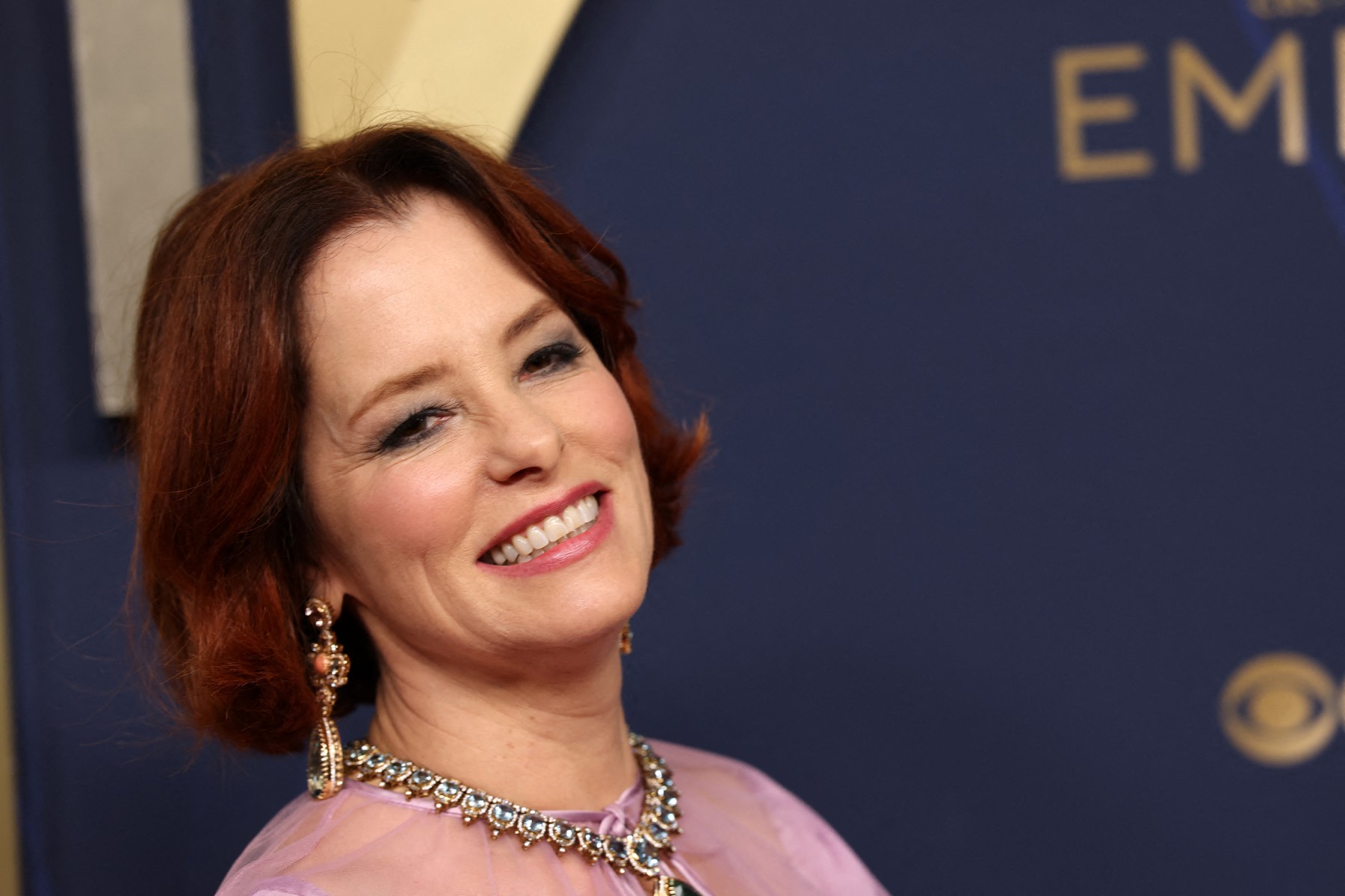 باركر بوزي Parker Posey في حفل Emmy Awards في لوس أنجلوس 2025 - مصدر الصورة Patrick T. Fallon / AFP) / RESTRICTED TO EDITORIAL USE