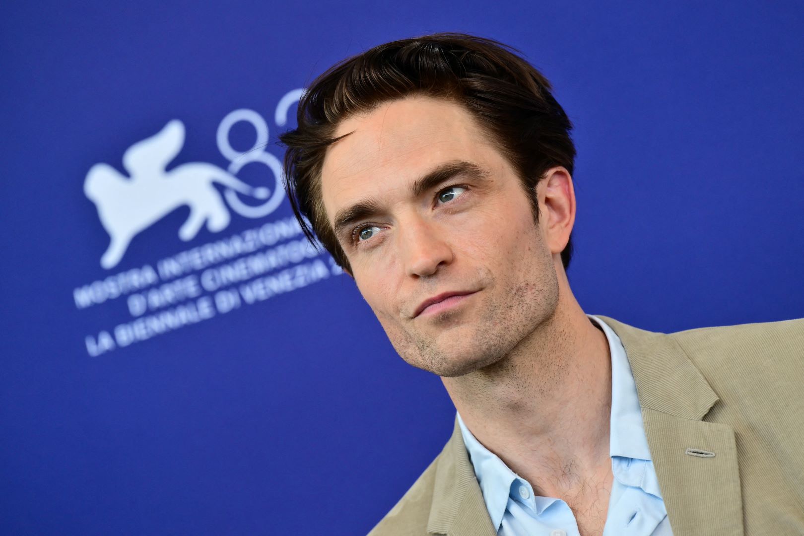 روبرت باتينسون Robert Pattinson في مهرجان فينيسيا السينمائي 2026. مصدر الصورة: Stefano RELLANDINI / AFP