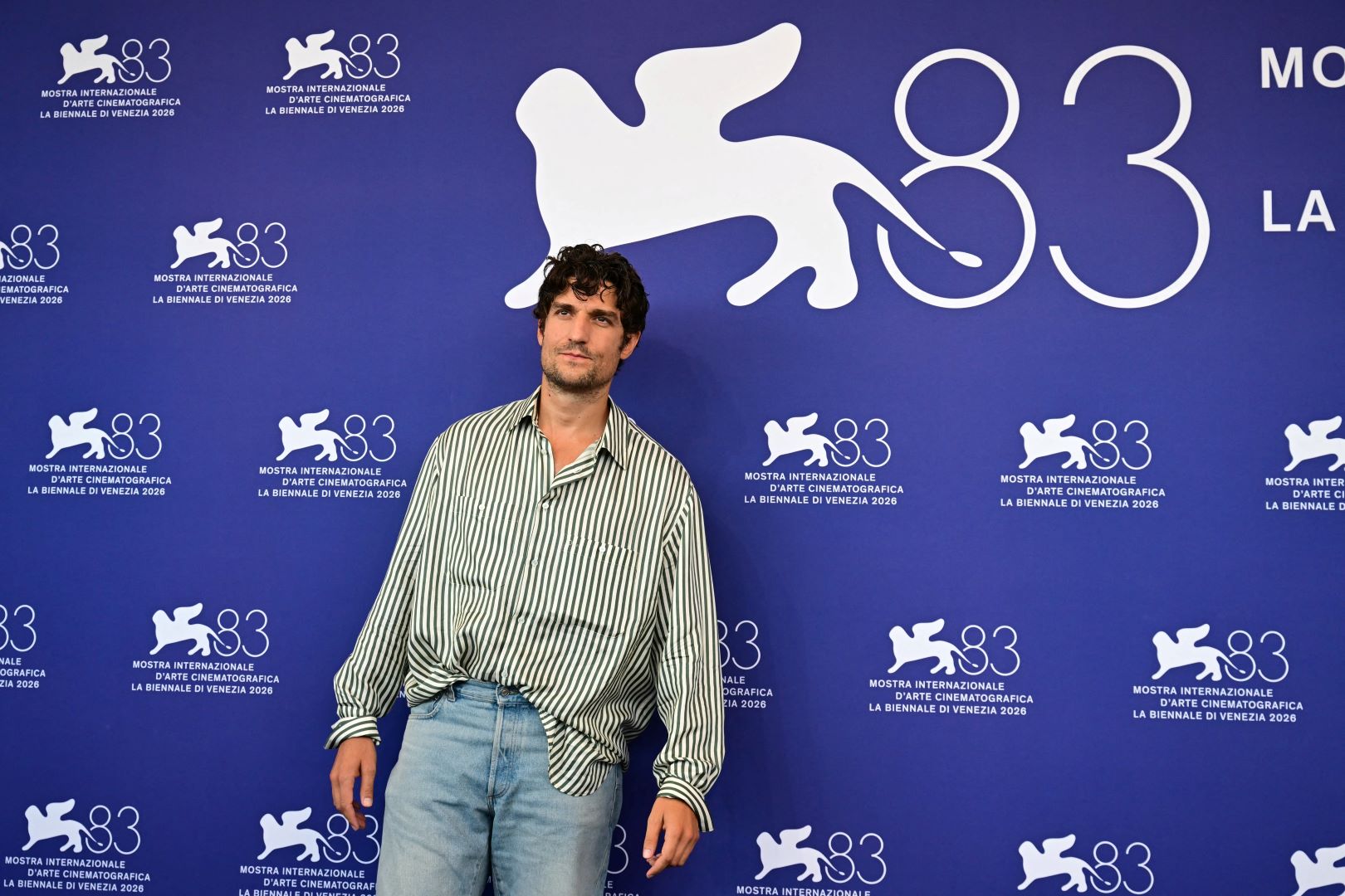 لويس غاريل Louis Garrel في مهرجان فينيسيا السينمائي 2026. مصدر الصورة: Stefano Rellandini / AFP