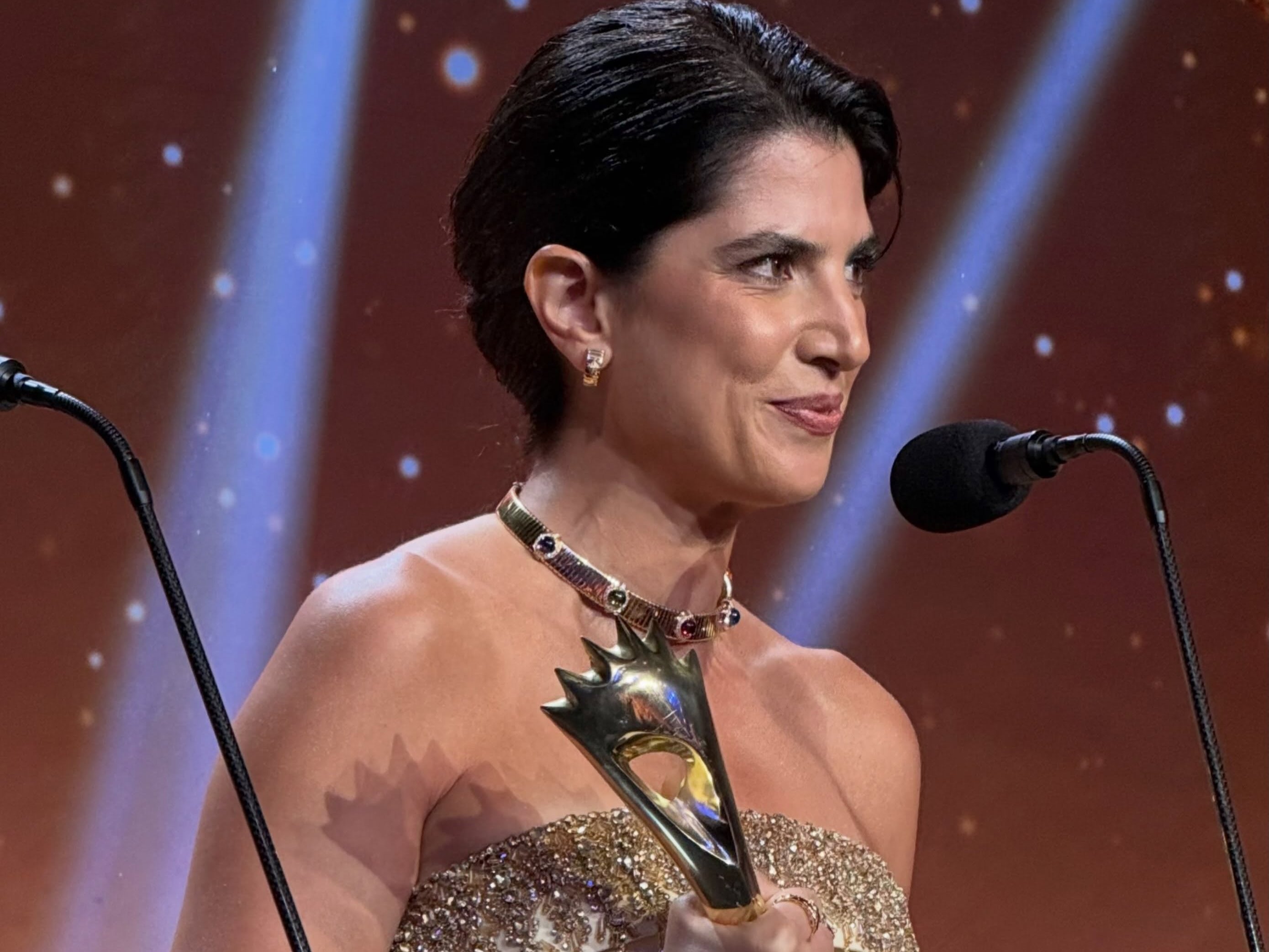 كارمن بصيبص تحمل جائزتها في حفل الموريكس دور 2026. مصدر الصورة من صفحة الموركس دور الرسمية على إنستغرام