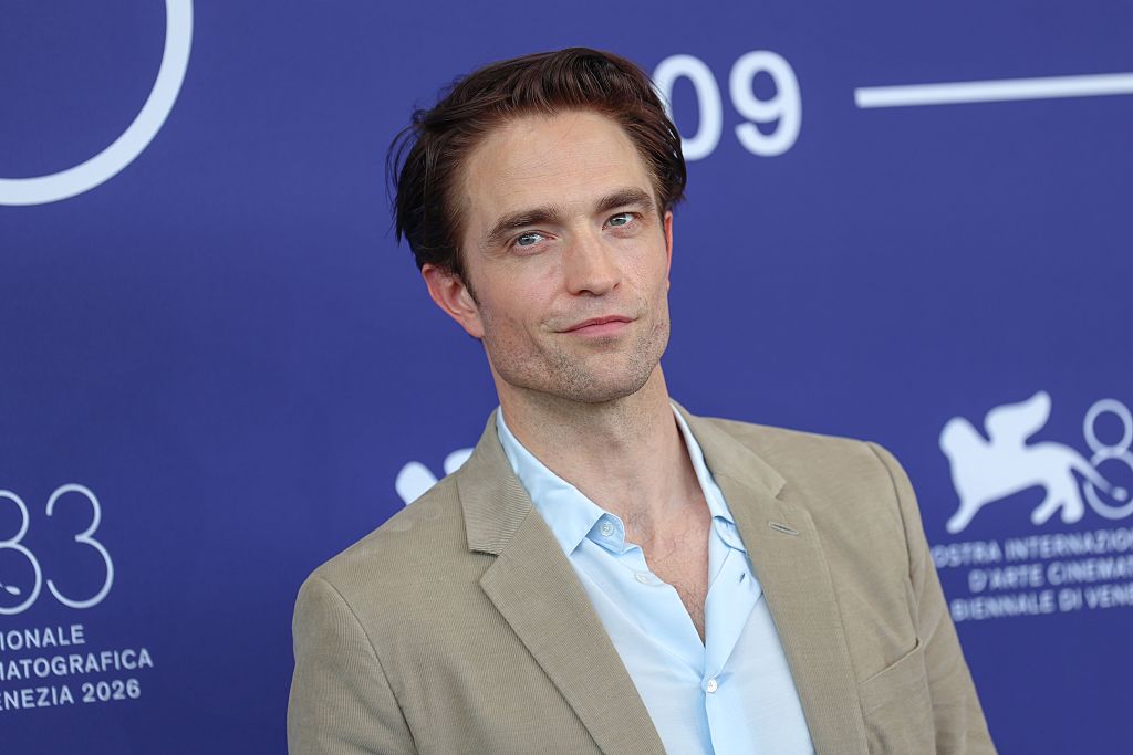 روبرت باتينسون (Robert Pattinson) في جلسة تصوير فيلم "Primetime" بمهرجان البندقية السينمائي عام 2026. مصدر الصورة: Elisabetta A. Villa / Getty Images