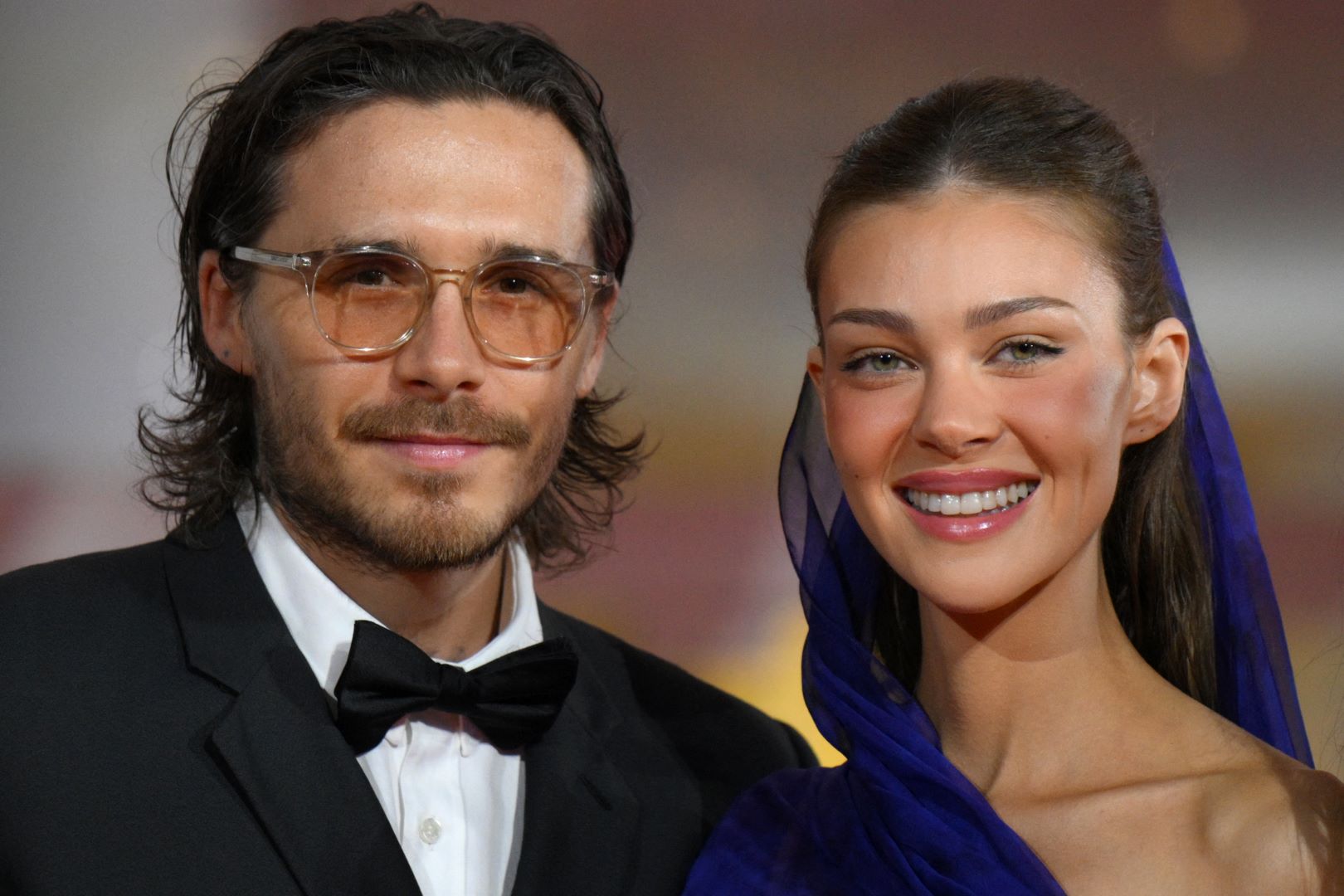 بروكلين بيكهام Brooklyn Beckham ونيكولا بيلتز Nicola Peltz في مهرجان فينيسيا السينمائي 2026. مصدر الصورة: Tiziana FABI / AFP