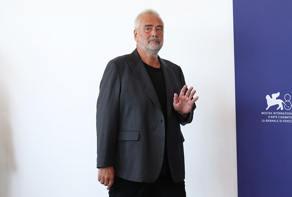 لوك بيسون (Luc Besson) في جلسة تصوير فيلم "Father Joe" بمهرجان البندقية السينمائي عام 2026. مصدر الصورة: Daniele Venturelli / WireImage