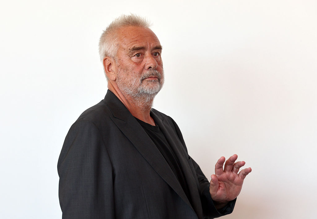 لوك بيسون (Luc Besson) في جلسة تصوير فيلم "Father Joe" بمهرجان البندقية السينمائي عام 2026. مصدر الصورة: Elisabetta A. Villa / Getty Images