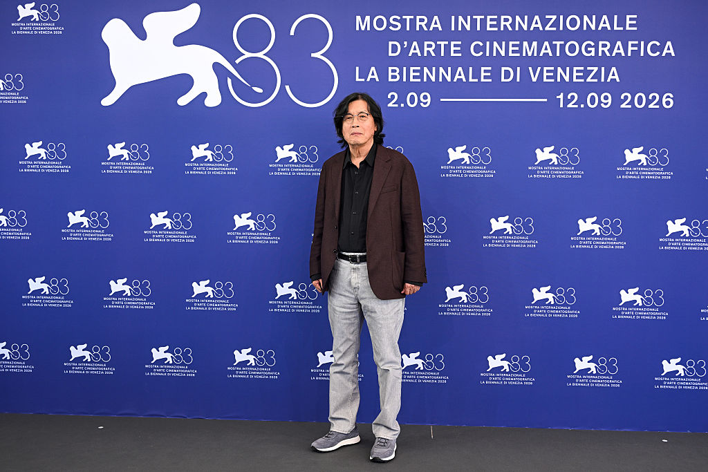 لي تشانغ دونغ (Lee Chang-dong) في جلسة تصوير فيلم "Ga-neung-han Sa-rang (Possible Love)" بمهرجان البندقية السينمائي عام 2026. مصدر الصورة: Kate Green / Getty Images