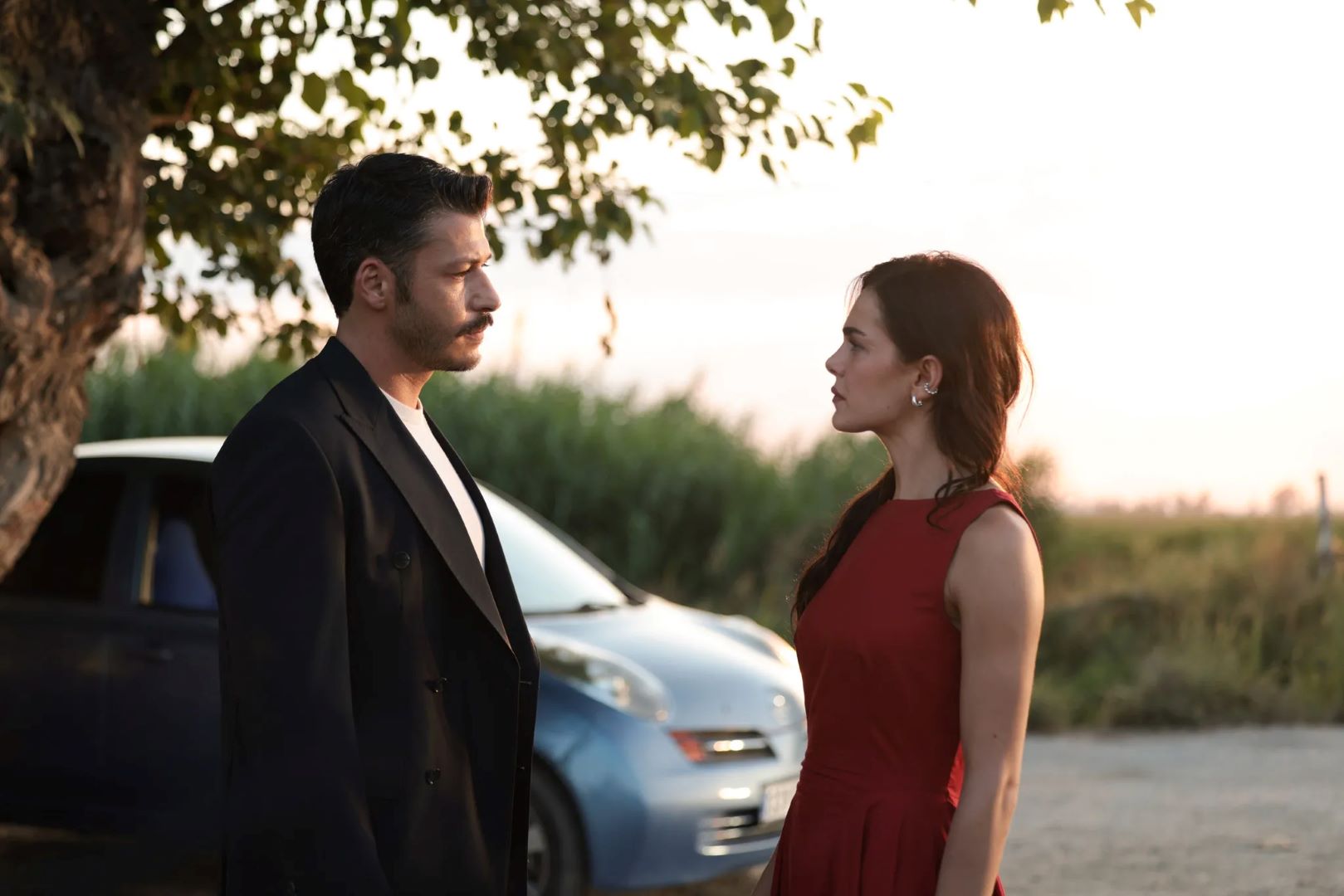 جمرة وآراس في مسلسل قصر المرجان. الصورة من قناة ATV العارضة للمسلسل