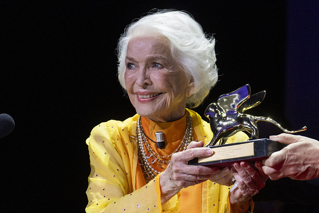 إلين بورستين (Ellen Burstyn) تتسلم جائزة الأسد الذهبي للإنجاز مدى الحياة بمهرجان البندقية السينمائي عام 2026 - مصدر الصورة: Primo Barol / Anadolu via Getty Images