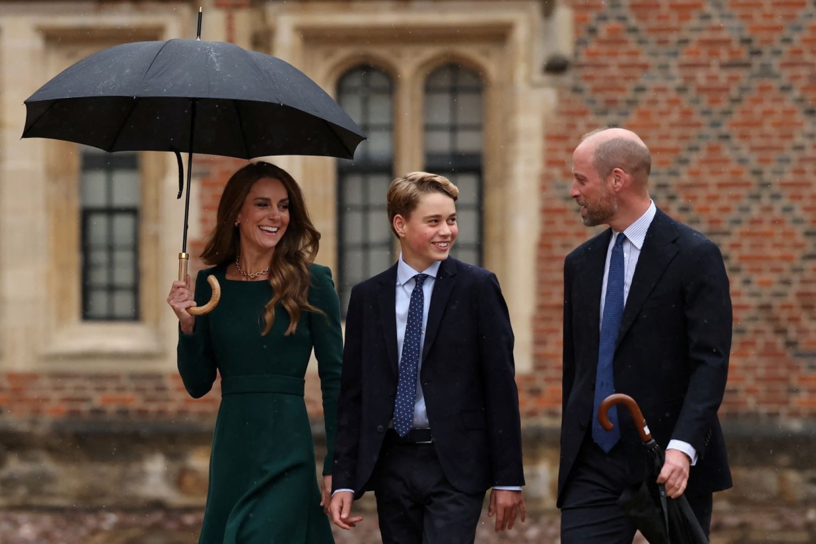كاثرين (كيت ميدلتون) والأمير ويليام مع ابنهما الأمير جورج في كلية إيتون (Catherine, Prince William with their son Prince George at Eton College). مصدر الصورة: Adrian DENNIS / POOL / AFP