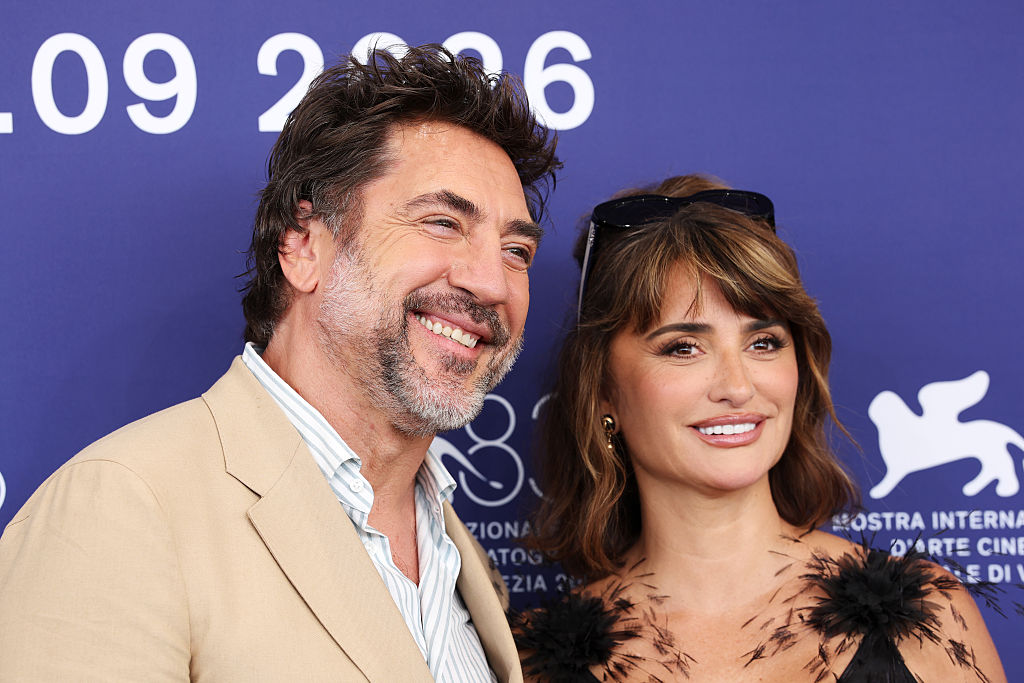 خافيير بارديم (Javier Bardem) وبينيلوبي كروز (Penélope Cruz) في جلسة تصوير فيلم "Bunker" بمهرجان البندقية السينمائي عام 2026. مصدر الصورة: Daniele Venturelli / WireImage