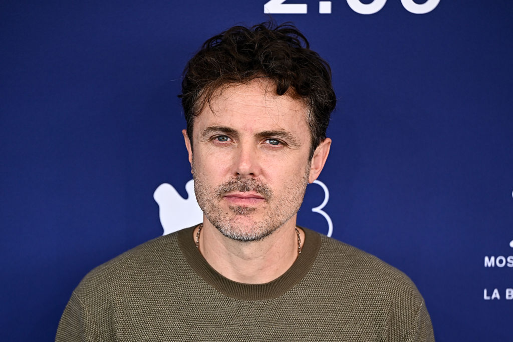 كيسي أفليك (Casey Affleck) في جلسة تصوير فيلم "Company" بمهرجان البندقية السينمائي عام 2026. مصدر الصورة: Michael Buckner / Variety via Getty Images
