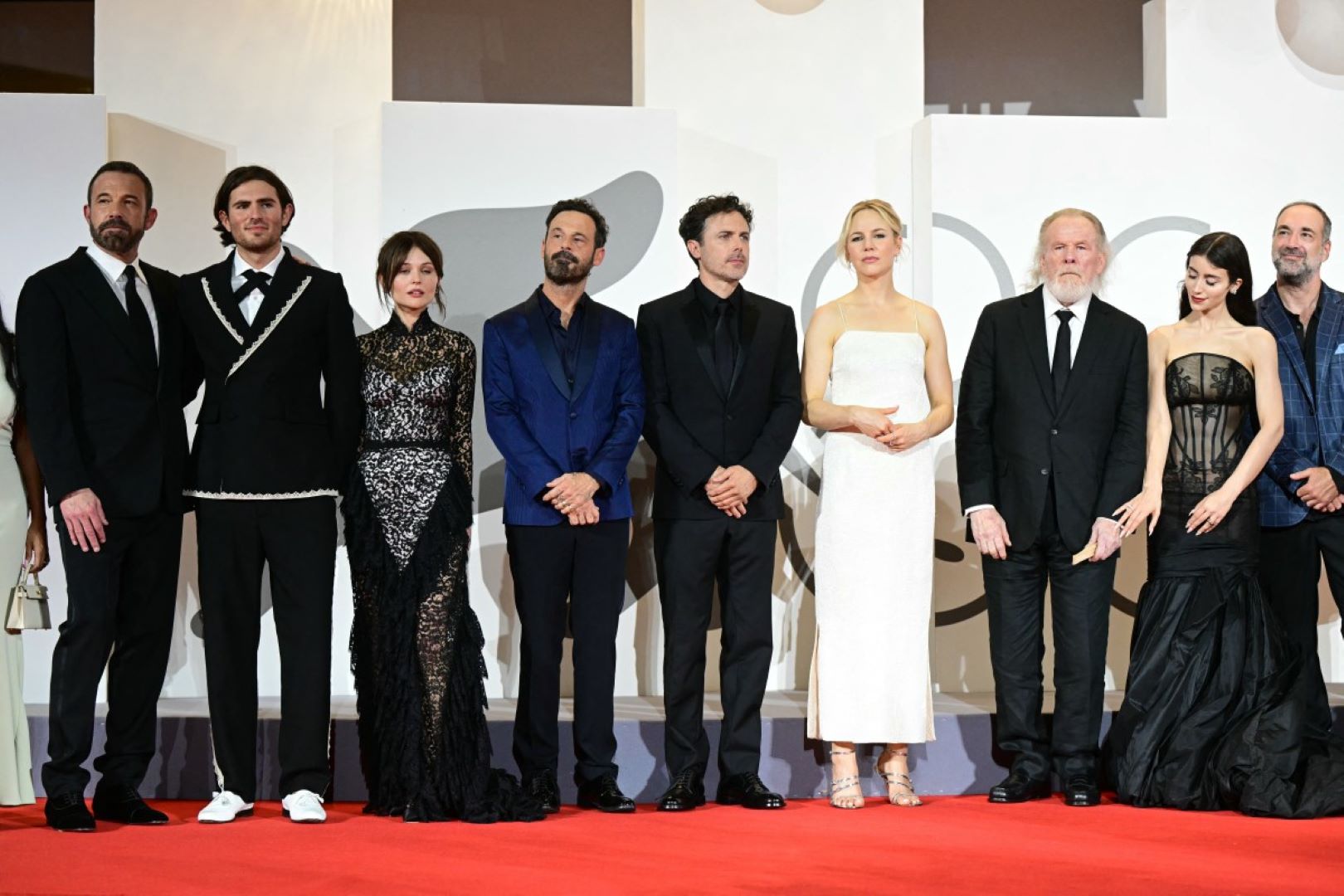 بن أفليك مع شقيقه كيسي أفليك ضمن فريق عمل فيلم Company بمهرجان فينيسيا السينمائي 2026. مصدر الصورة: Stefano Rellandini / AFP
