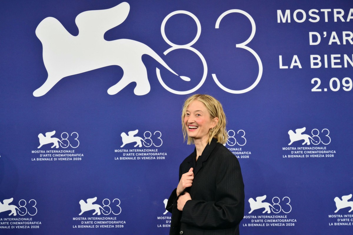 الممثلة الإيطالية ألبا روهرواشر من جلسة تصوير فيلم "Un bon petit soldat" بمهرجان فينيسيا 2026- Photo by Stefano RELLANDINI / AFP
