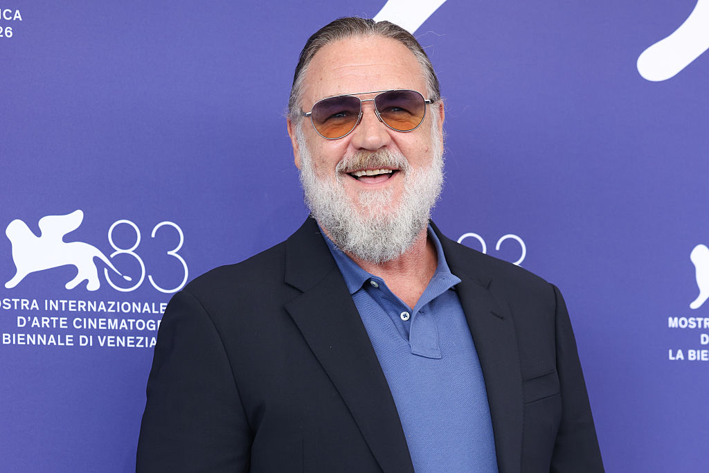 راسل كرو (Russell Crowe) في جلسة تصوير فيلم "What Love Builds" بمهرجان البندقية السينمائي عام 2026. مصدر الصورة: Stefania D'Alessandro / WireImage