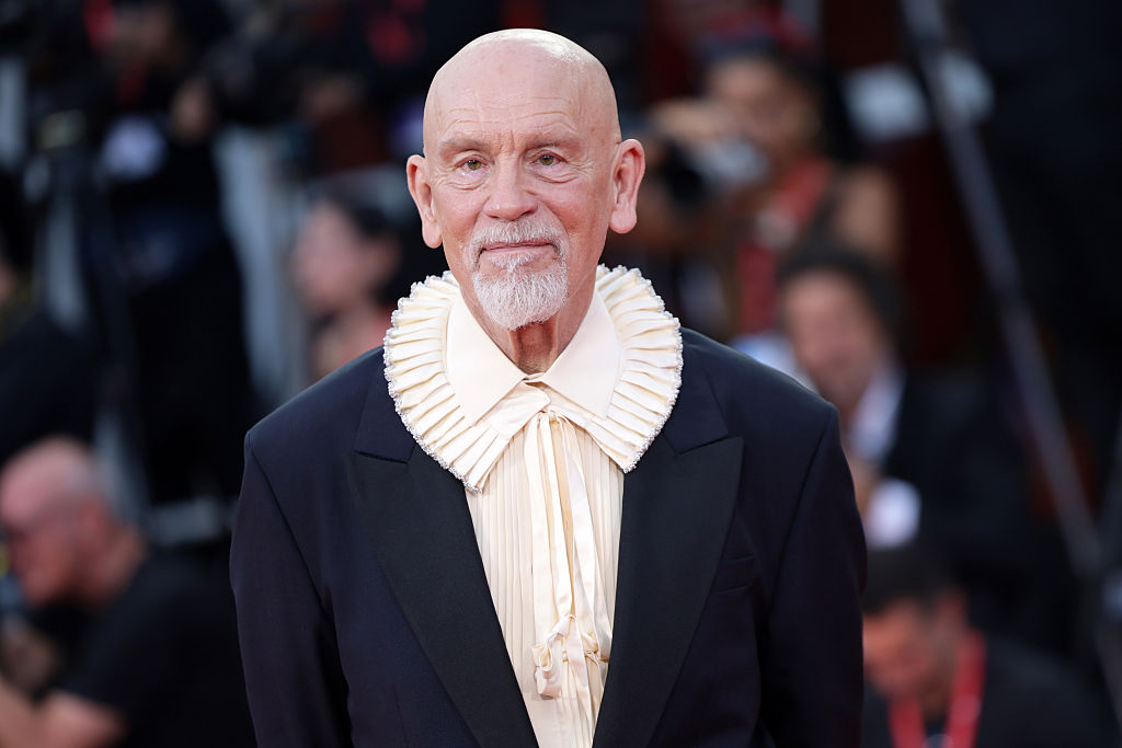 جون مالكوفيتش (John Malkovich) في عرض فيلم "Wild Horse Nine" بمهرجان فينيسيا السينمائي عام 2026. مصدر الصورة: Vittorio Zunino Celotto / Getty Images
