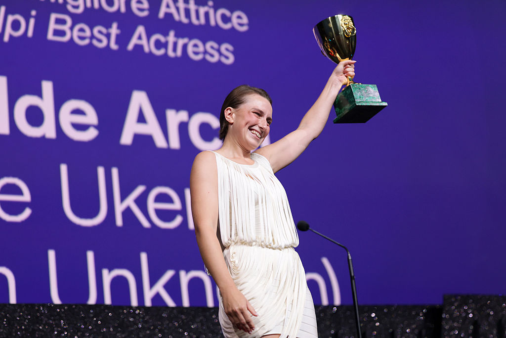 ماتيلد أرسيل (Mathilde Arcel) تتسلم كأس فولبي لأفضل ممثلة عن فيلم "Woman Unknown" في حفل ختام مهرجان فينيسيا السينمائي عام 2026. مصدر الصورة: Vittorio Zunino Celotto / Getty Images