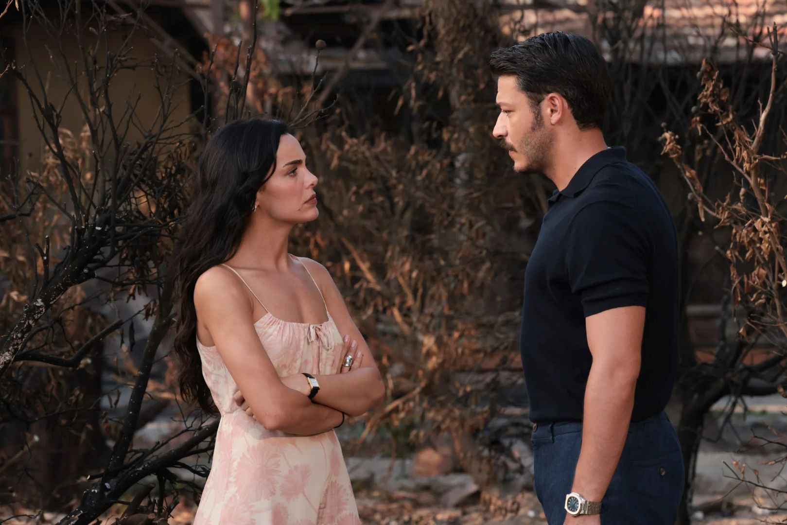 جمرة وآراس من مسلسل قصر المرجان. الصورة من موقع قناة ATV العارضة للمسلسل