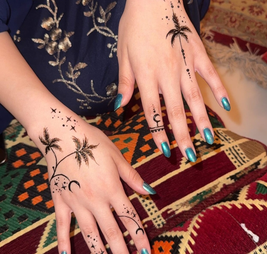 أجمل نقوش الحناء لليوم الوطني السعودي .. لمسات سعودية تخطف الأنظار