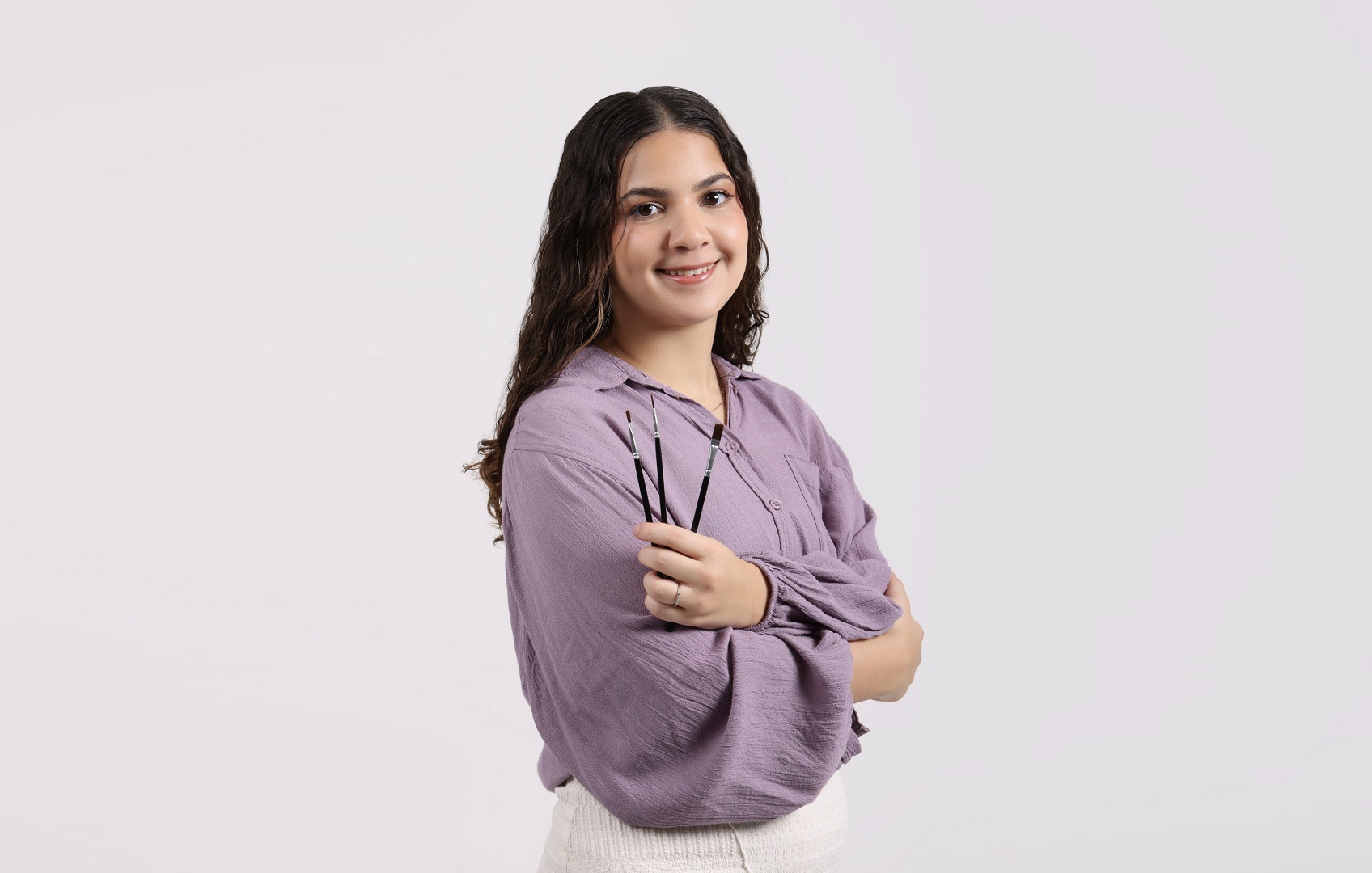 الفنانة التشكيلية والكاتبة السعودية مجد الدباغ