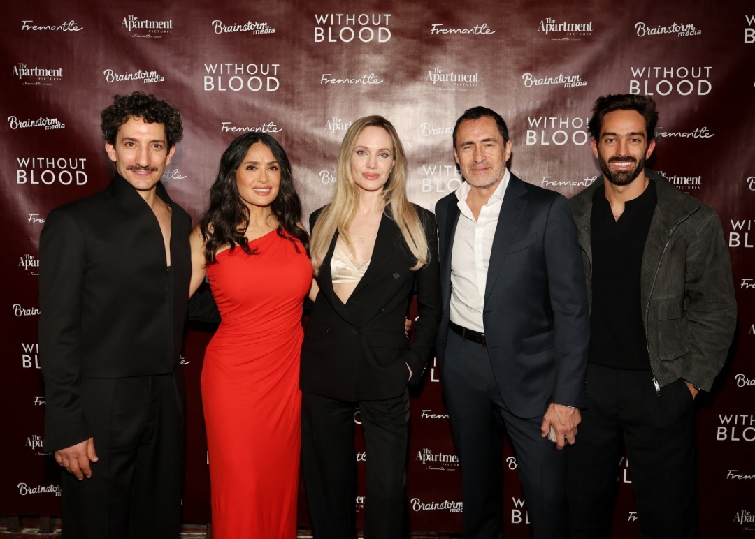 سلمى حايك وأنجلينا جولي في العرض الخاص لفيلم Without Blood بنيويورك- مصدر الصورة: Dimitrios Kambouris / GETTY IMAGES NORTH AMERICA / Getty Images via AFP