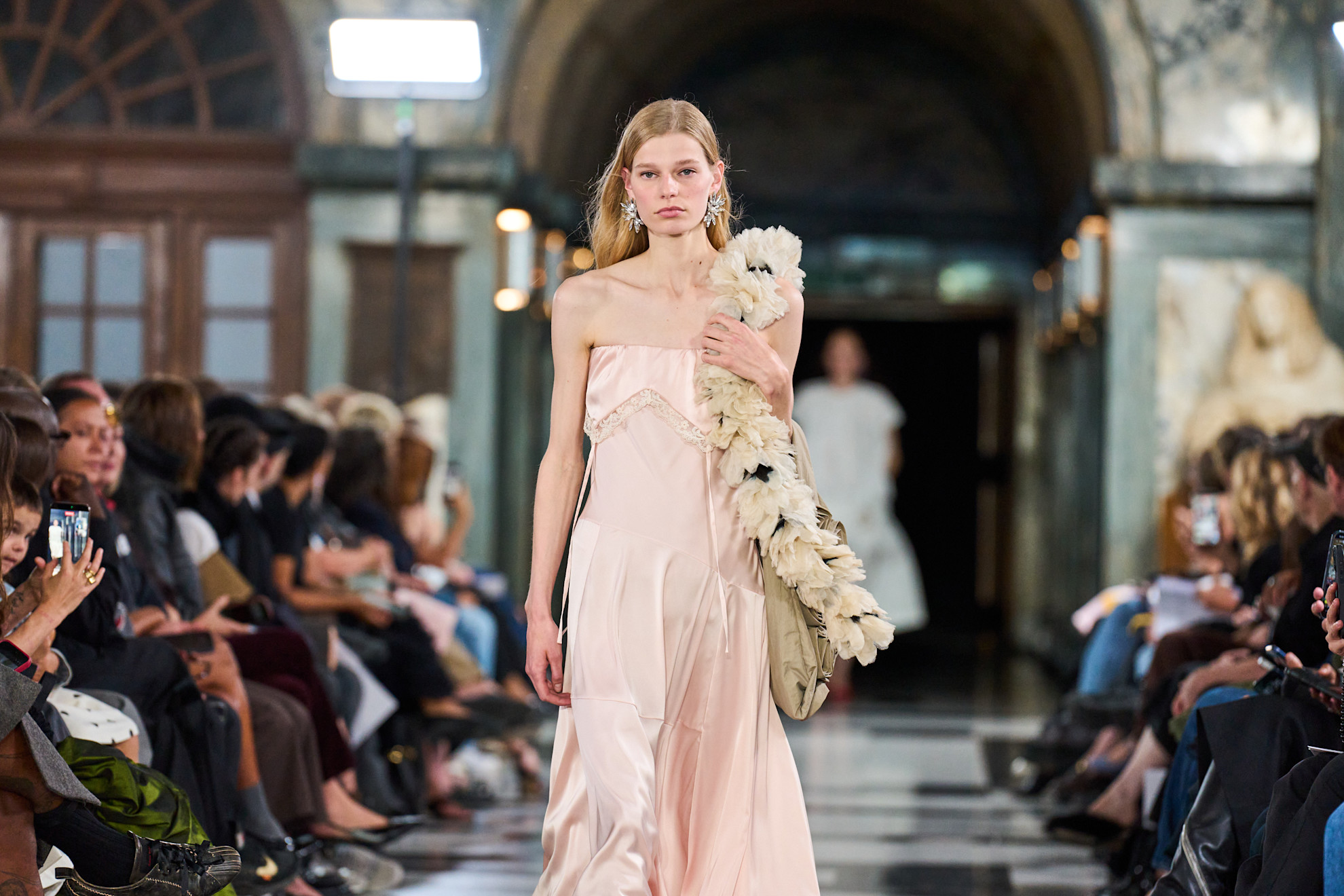 ​​​​​​​سيمون روشا Simone Rocha ربيع صيف 2027 - مصدر الصورة Launchmetrics/Spotlight ©