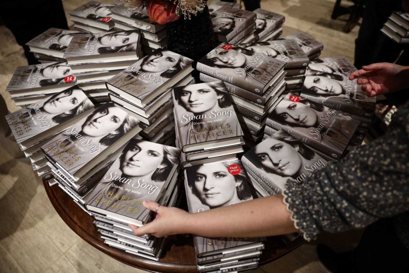 مذكرات تشارلز سبنسر عن الأميرة ديانا Swan Song: Diana, My Sister. مصدر الصورة: HENRY NICHOLLS / AFP