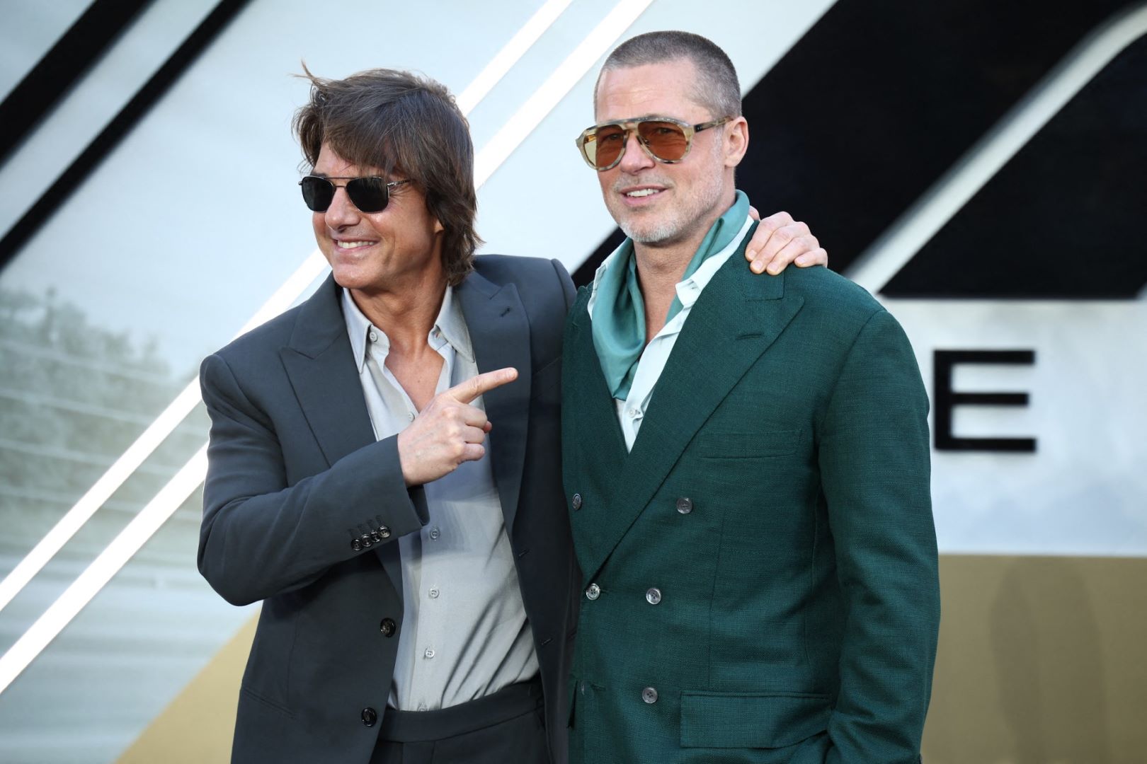 براد بيت Brad Pitt وتوم كروز Tom Cruise في العرض الخاص لفيلم F1 -مصدر الصورة: HENRY NICHOLLS / AFP