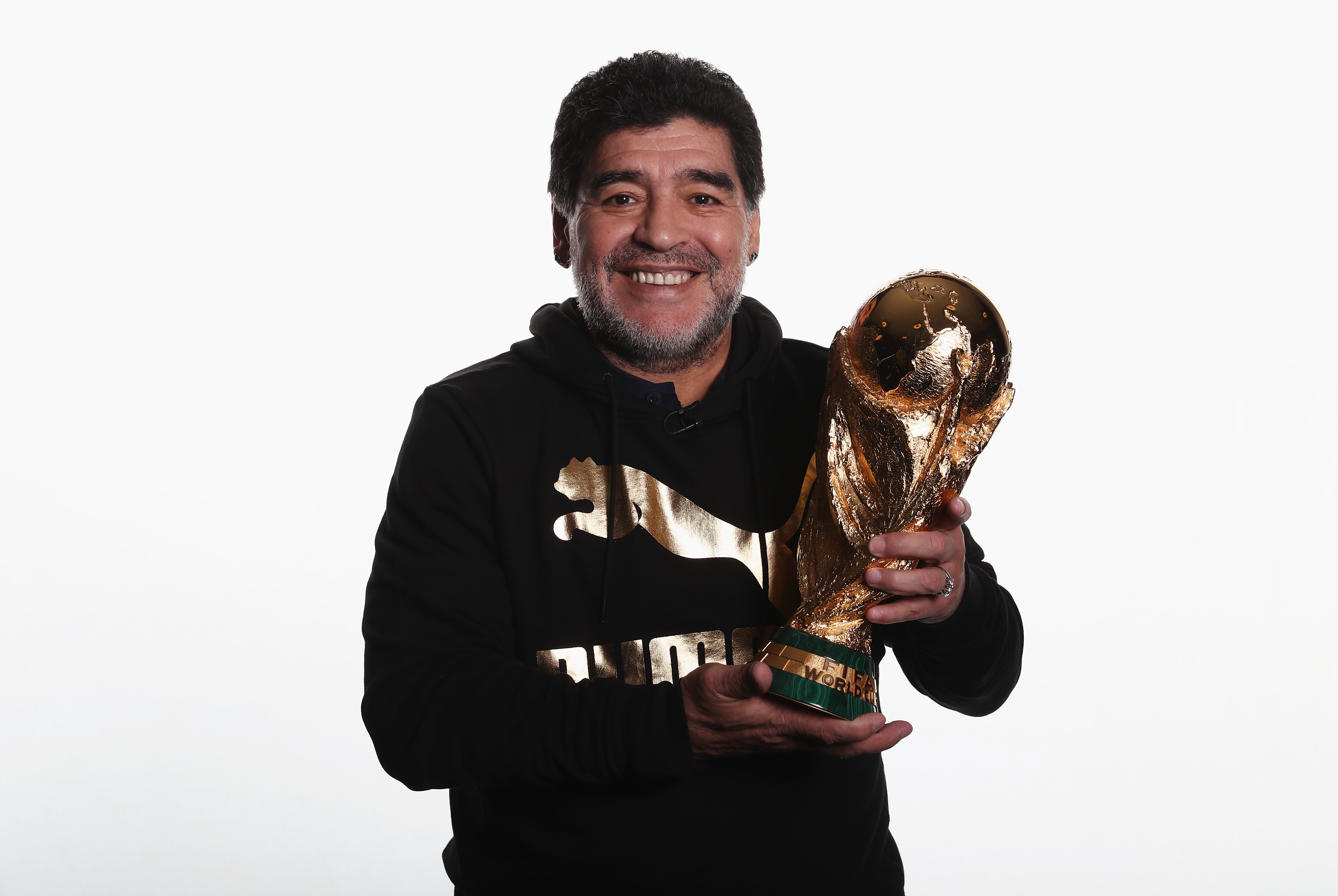 مارادونا يحمل كأس العالم - Photo by Alexander Hassenstein - FIFA/FIFA via Getty Images